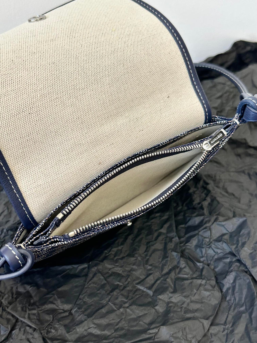Portefeuille de poche Plumet 20 pouces en toile Goyardine bleu marine et garniture en cuir d'agneau