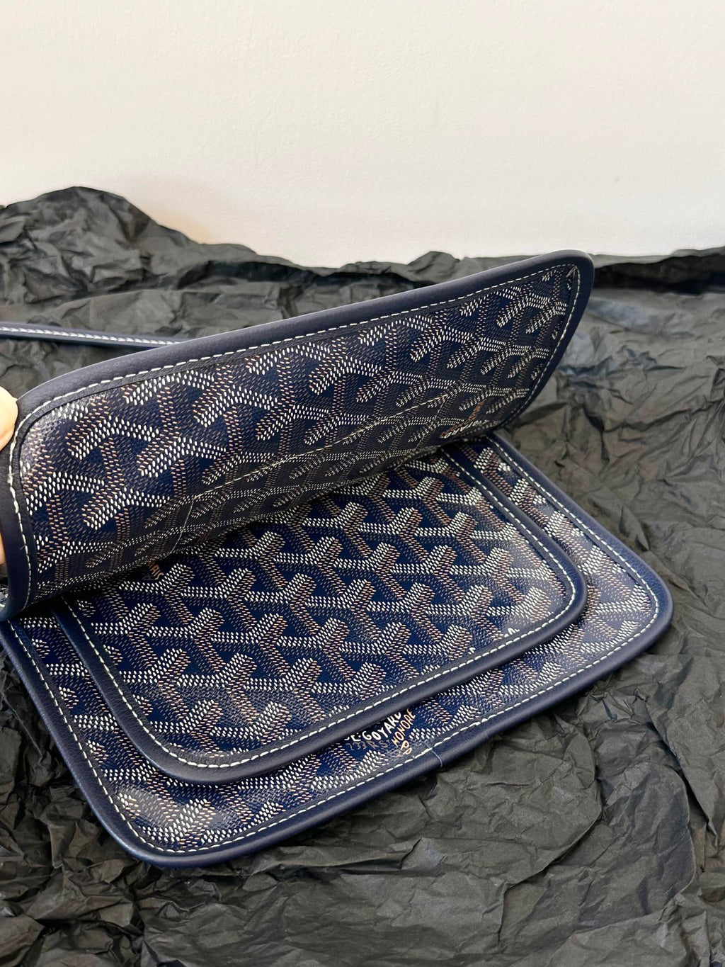 Portefeuille de poche Plumet 20 pouces en toile Goyardine bleu marine et garniture en cuir d'agneau