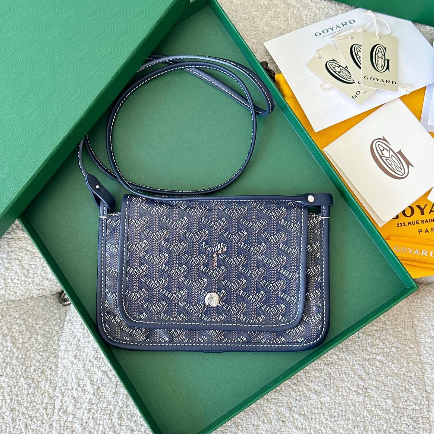 Portefeuille de poche Plumet 20 pouces en toile Goyardine bleu marine et garniture en cuir d'agneau