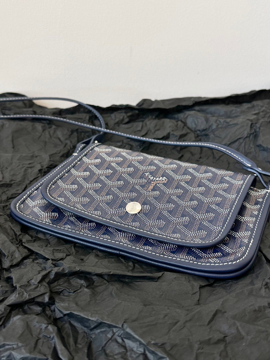 Portefeuille de poche Plumet 20 pouces en toile Goyardine bleu marine et garniture en cuir d'agneau