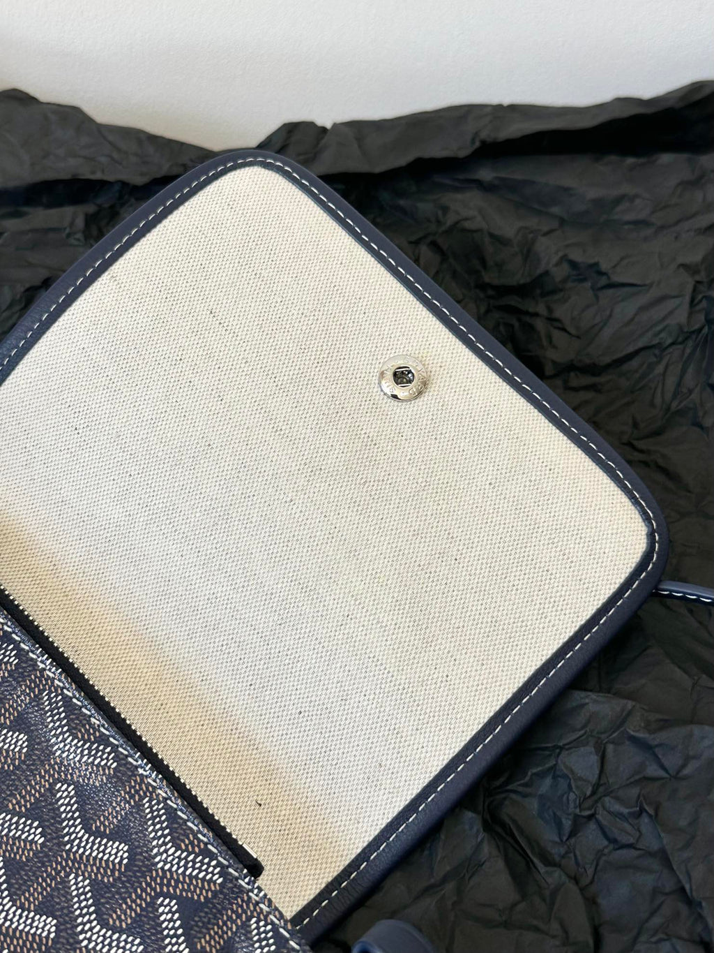 Portefeuille de poche Plumet 20 pouces en toile Goyardine bleu marine et garniture en cuir d'agneau