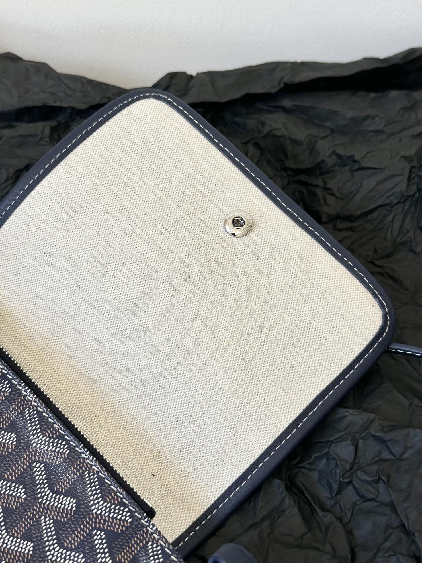 Portefeuille de poche Plumet 20 pouces en toile Goyardine bleu marine et garniture en cuir d'agneau