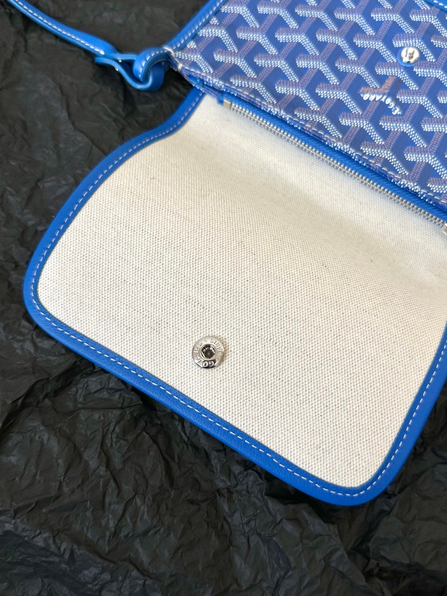 Portefeuille de poche Plumet 20 pouces en toile Goyardine bleu saphir et garnitures en cuir d'agneau