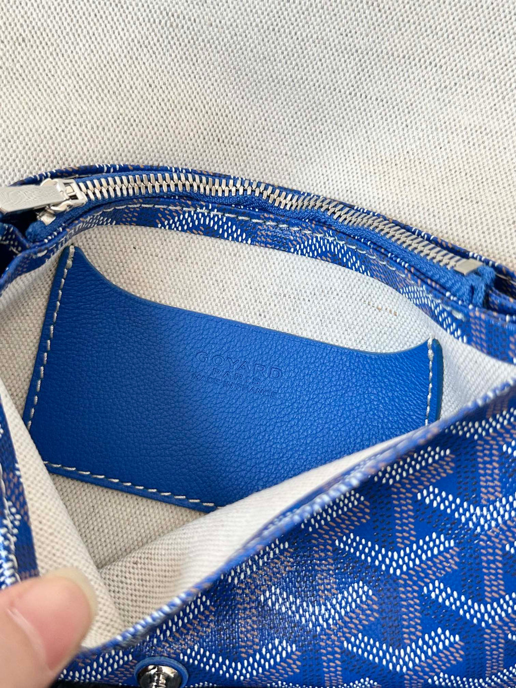 Portefeuille de poche Plumet 20 pouces en toile Goyardine bleu saphir et garnitures en cuir d'agneau