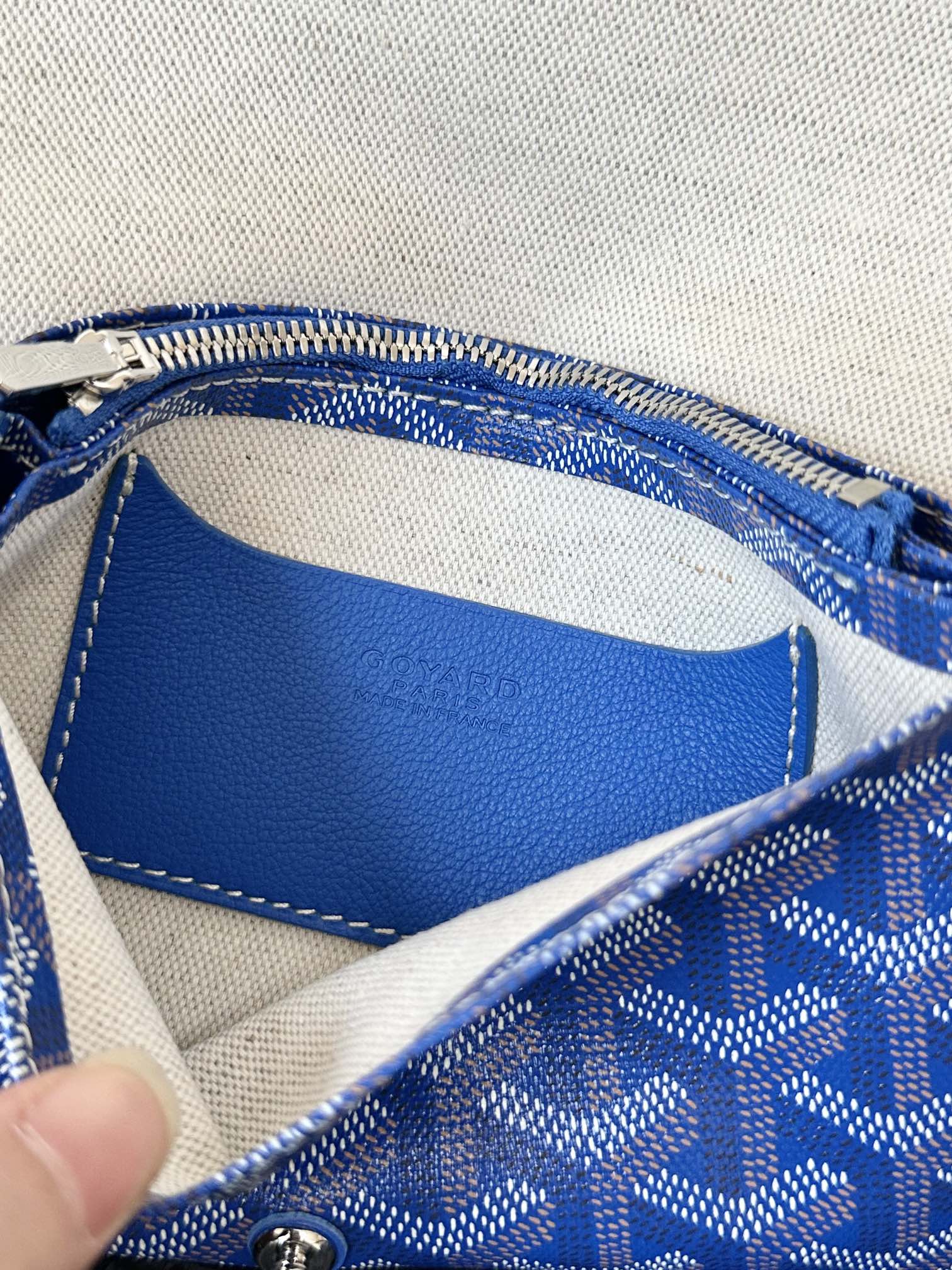 Portefeuille de poche Plumet 20 pouces en toile Goyardine bleu saphir et garnitures en cuir d'agneau