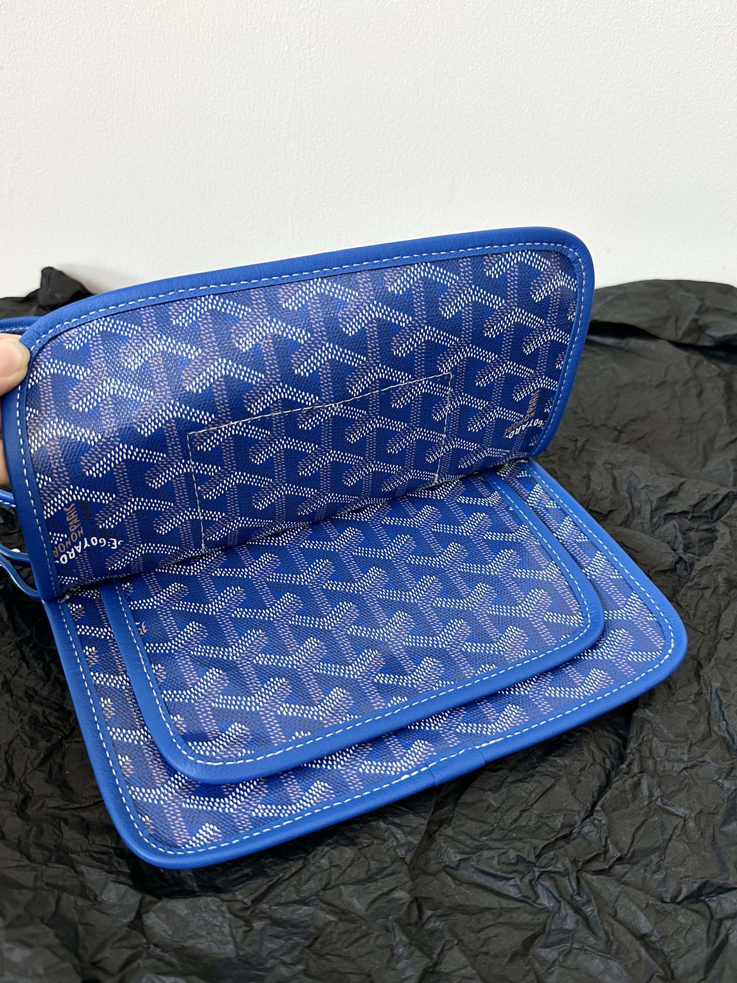 Portefeuille de poche Plumet 20 pouces en toile Goyardine bleu saphir et garnitures en cuir d'agneau