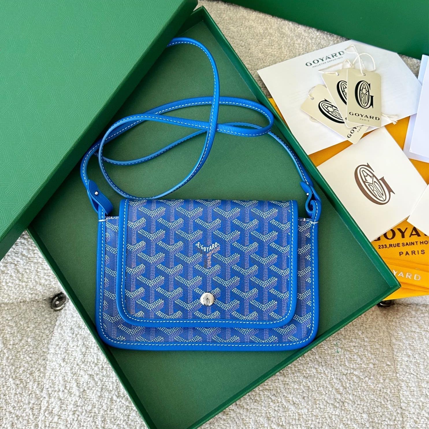 Portefeuille de poche Plumet 20 pouces en toile Goyardine bleu saphir et garnitures en cuir d'agneau