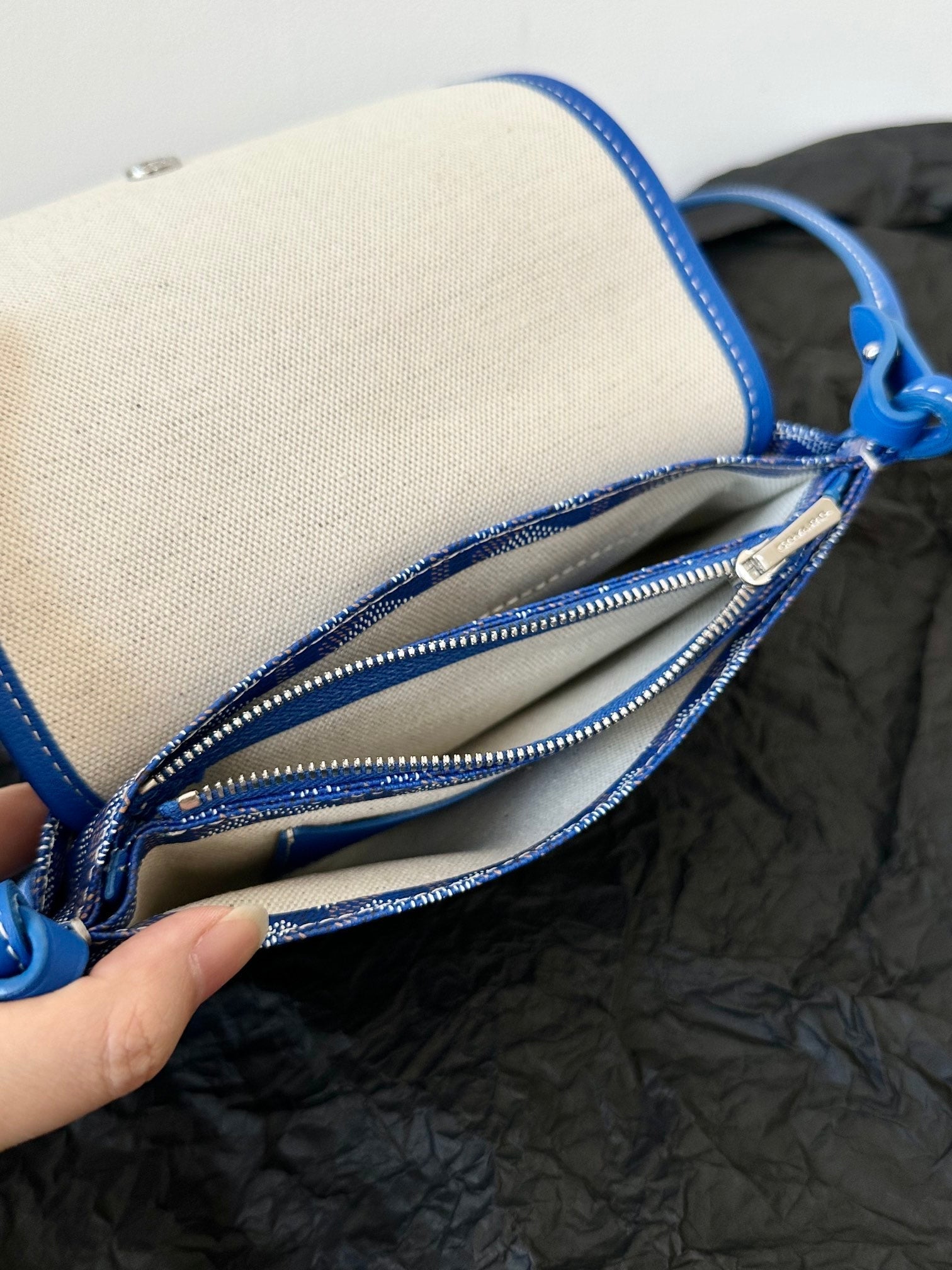 Portefeuille de poche Plumet 20 pouces en toile Goyardine bleu saphir et garnitures en cuir d'agneau