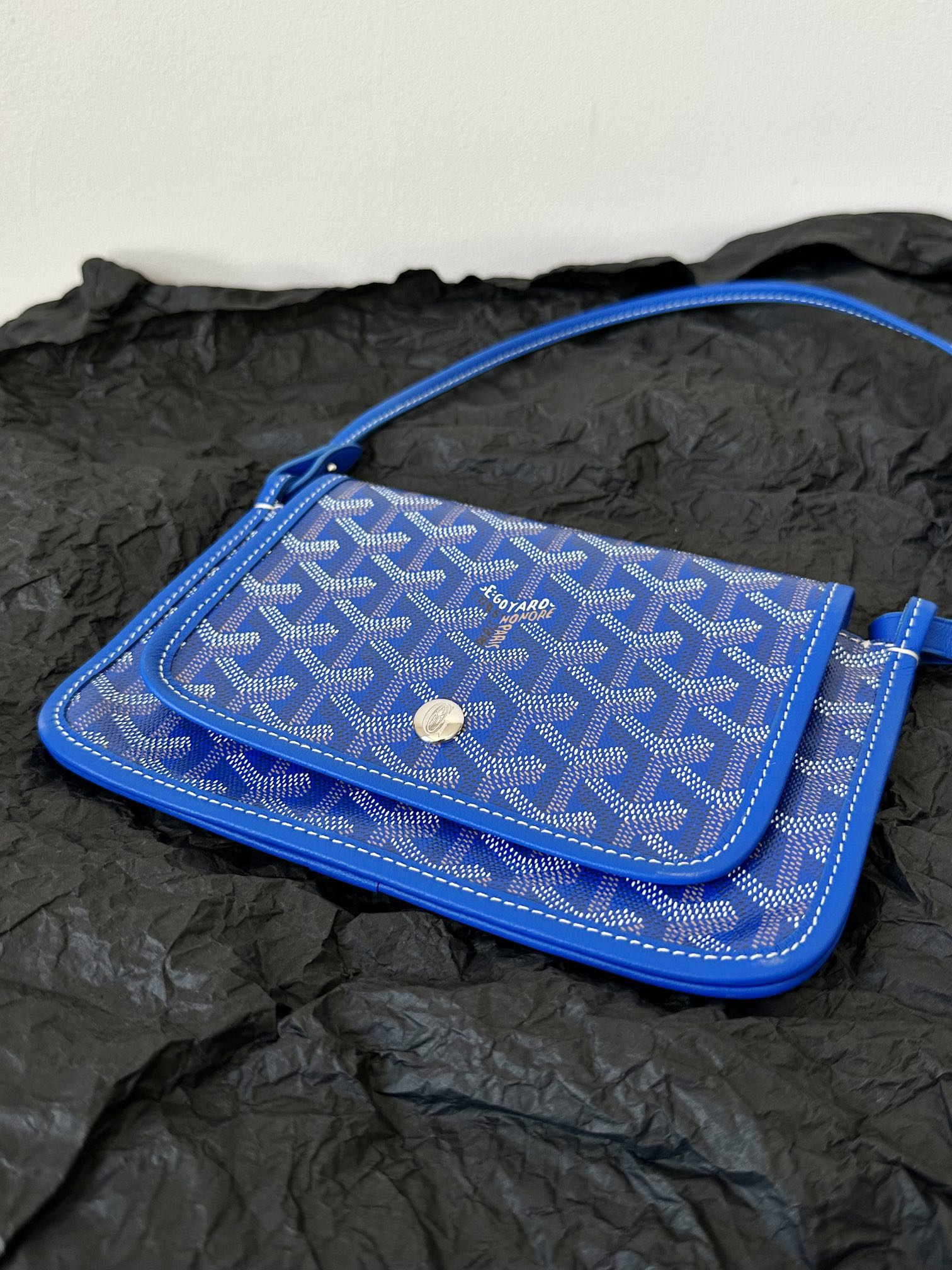 Portefeuille de poche Plumet 20 pouces en toile Goyardine bleu saphir et garnitures en cuir d'agneau