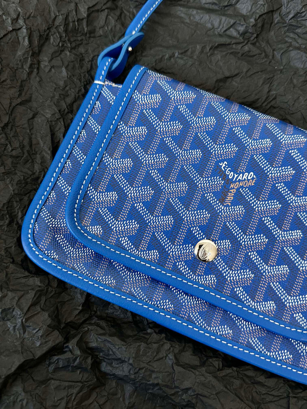 Portefeuille de poche Plumet 20 pouces en toile Goyardine bleu saphir et garnitures en cuir d'agneau