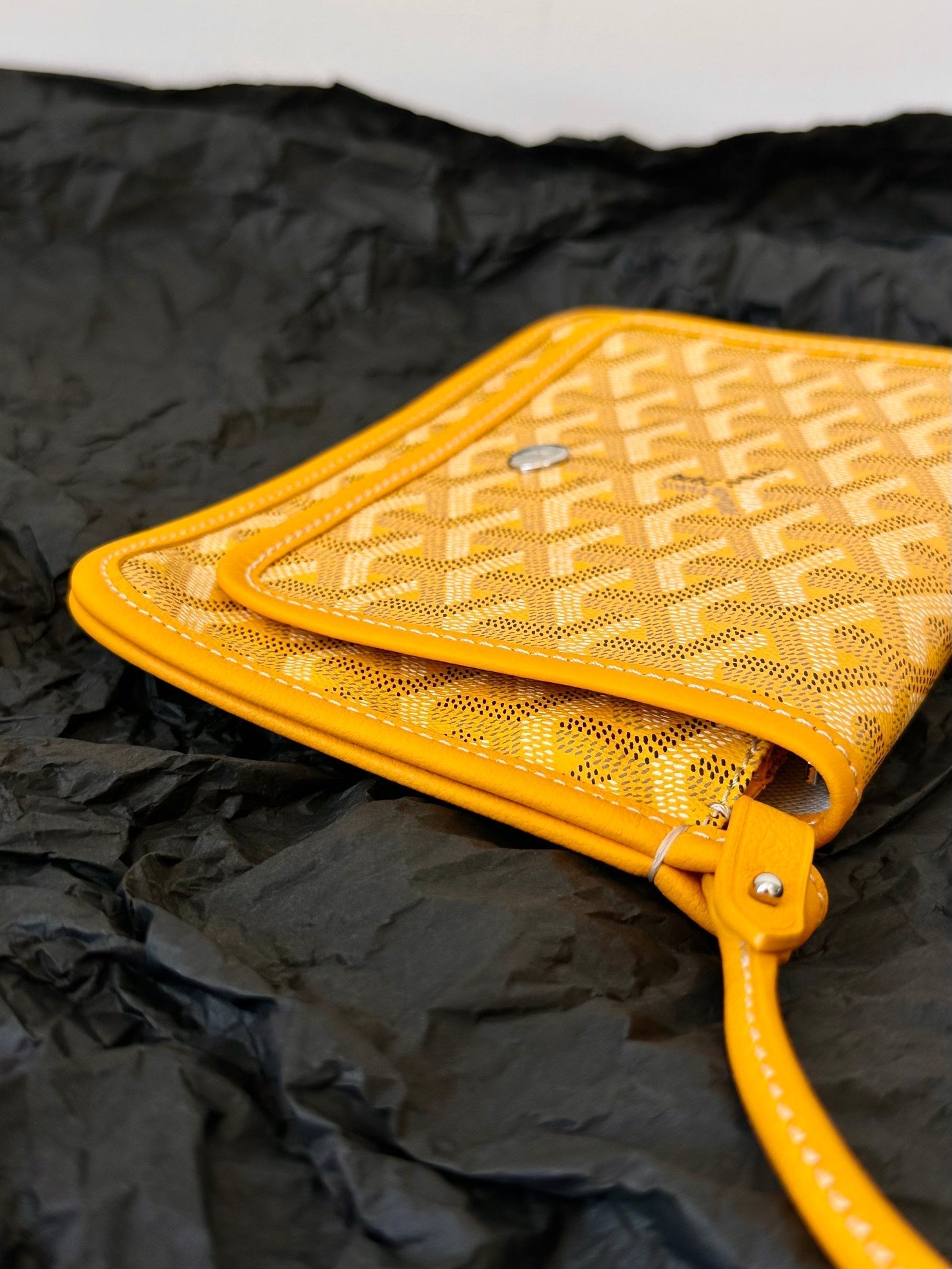 PORTEFEUILLE DE POCHE PLUMET 20 EN TOILE GOYARDINE JAUNE ET GARNITURES EN AGNEAU