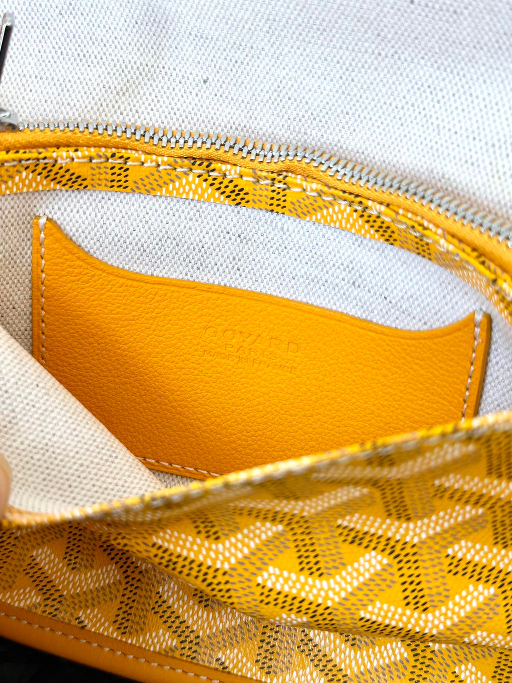 PORTEFEUILLE DE POCHE PLUMET 20 EN TOILE GOYARDINE JAUNE ET GARNITURES EN AGNEAU