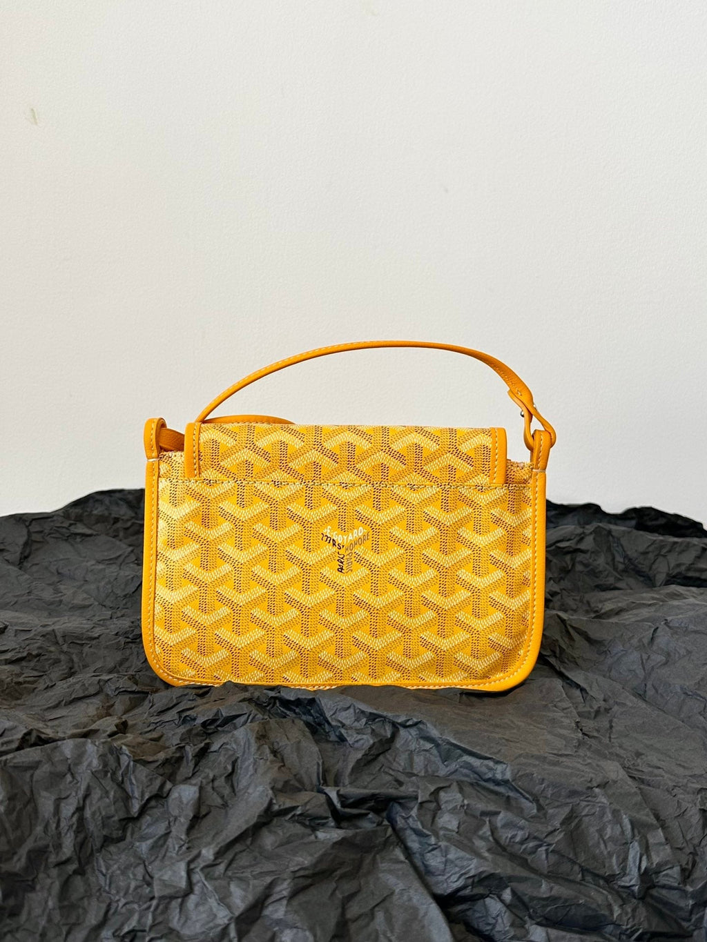 PORTEFEUILLE DE POCHE PLUMET 20 EN TOILE GOYARDINE JAUNE ET GARNITURES EN AGNEAU