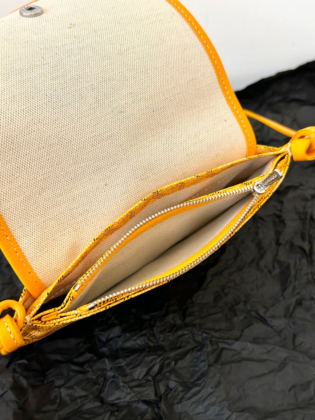 PORTEFEUILLE DE POCHE PLUMET 20 EN TOILE GOYARDINE JAUNE ET GARNITURES EN AGNEAU