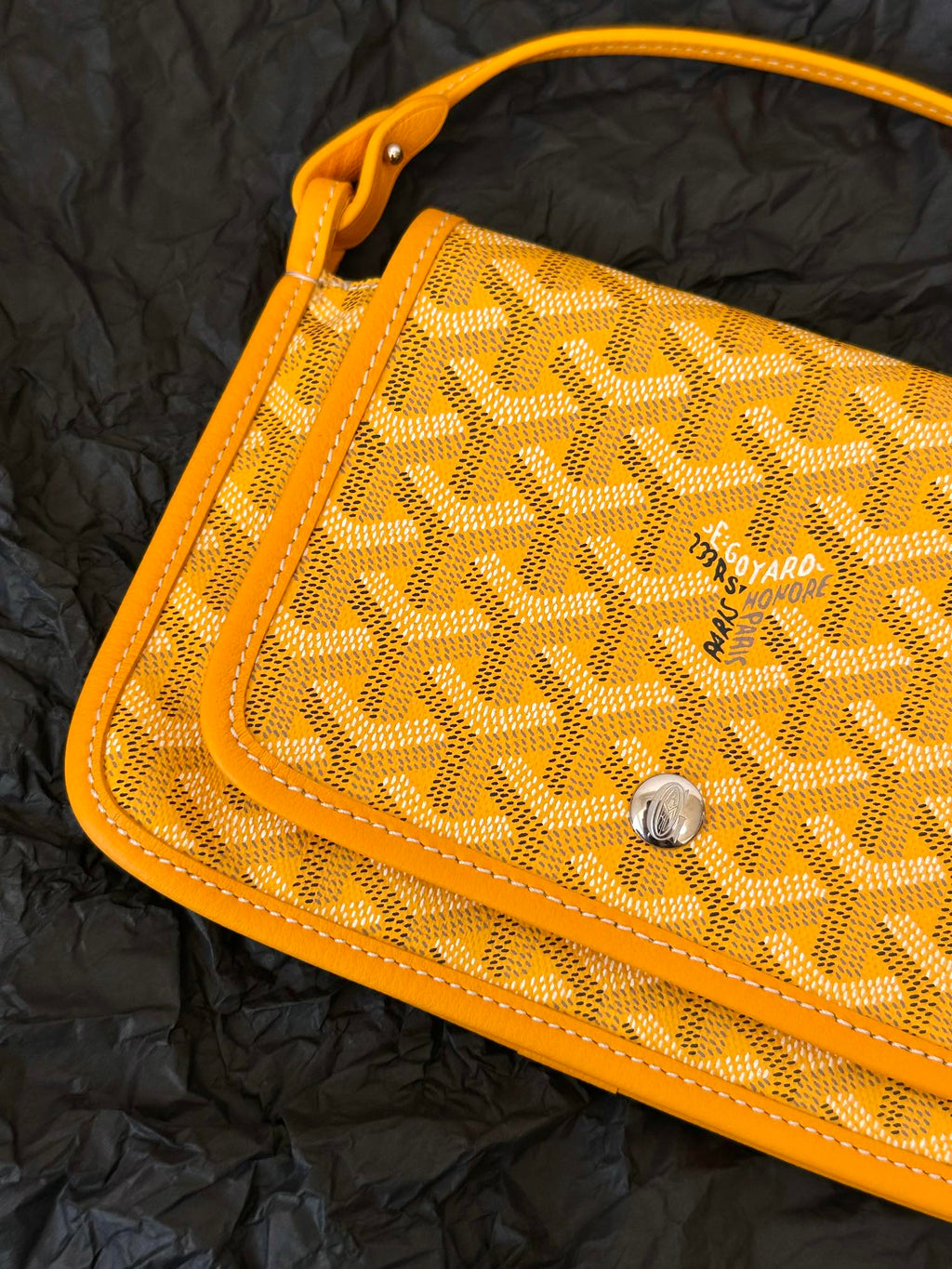 PORTEFEUILLE DE POCHE PLUMET 20 EN TOILE GOYARDINE JAUNE ET GARNITURES EN AGNEAU