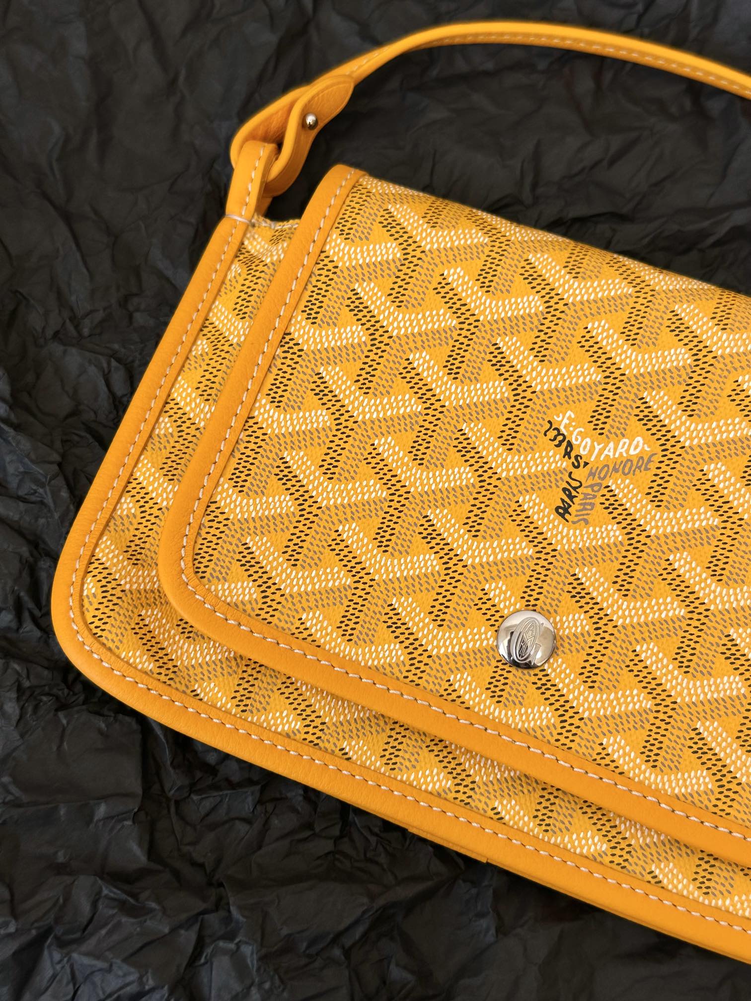 PORTEFEUILLE DE POCHE PLUMET 20 EN TOILE GOYARDINE JAUNE ET GARNITURES EN AGNEAU