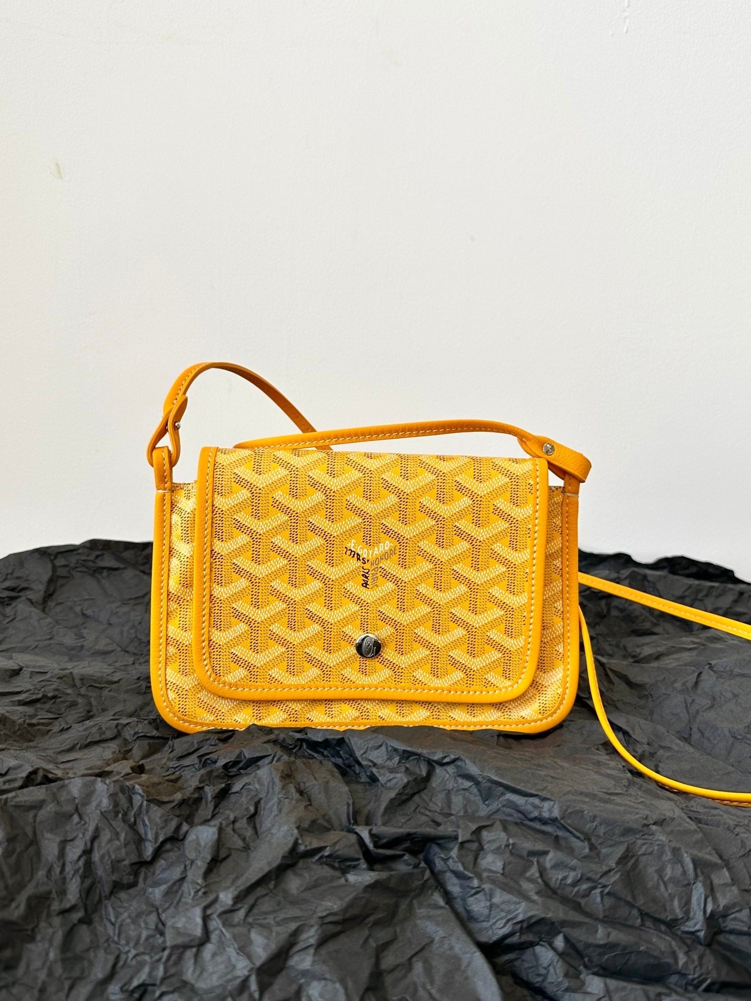 PORTEFEUILLE DE POCHE PLUMET 20 EN TOILE GOYARDINE JAUNE ET GARNITURES EN AGNEAU
