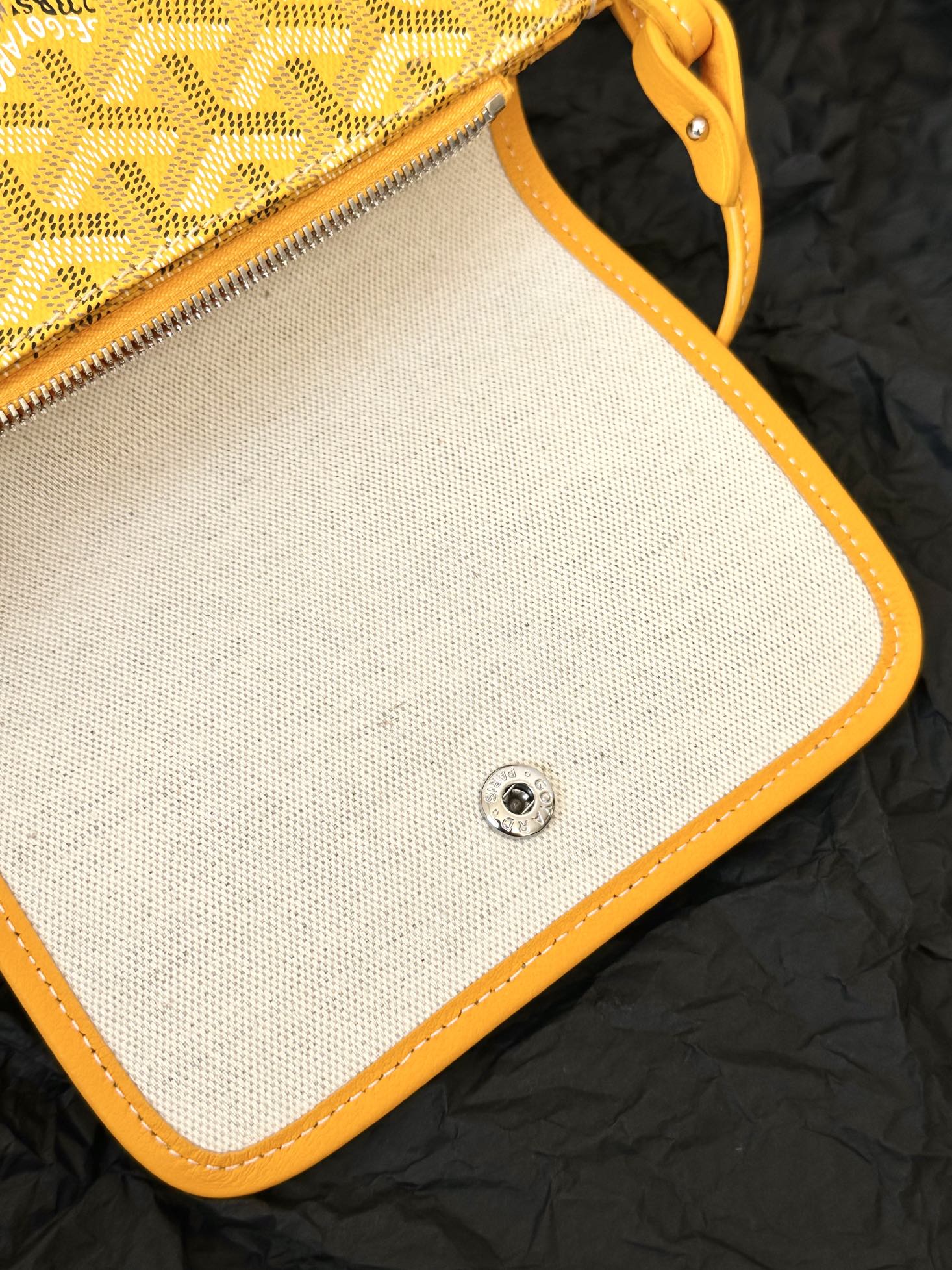 PORTEFEUILLE DE POCHE PLUMET 20 EN TOILE GOYARDINE JAUNE ET GARNITURES EN AGNEAU
