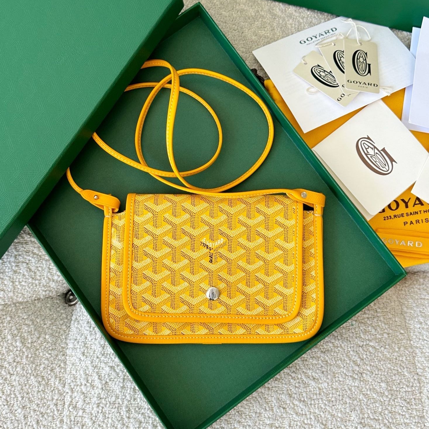 PORTEFEUILLE DE POCHE PLUMET 20 EN TOILE GOYARDINE JAUNE ET GARNITURES EN AGNEAU