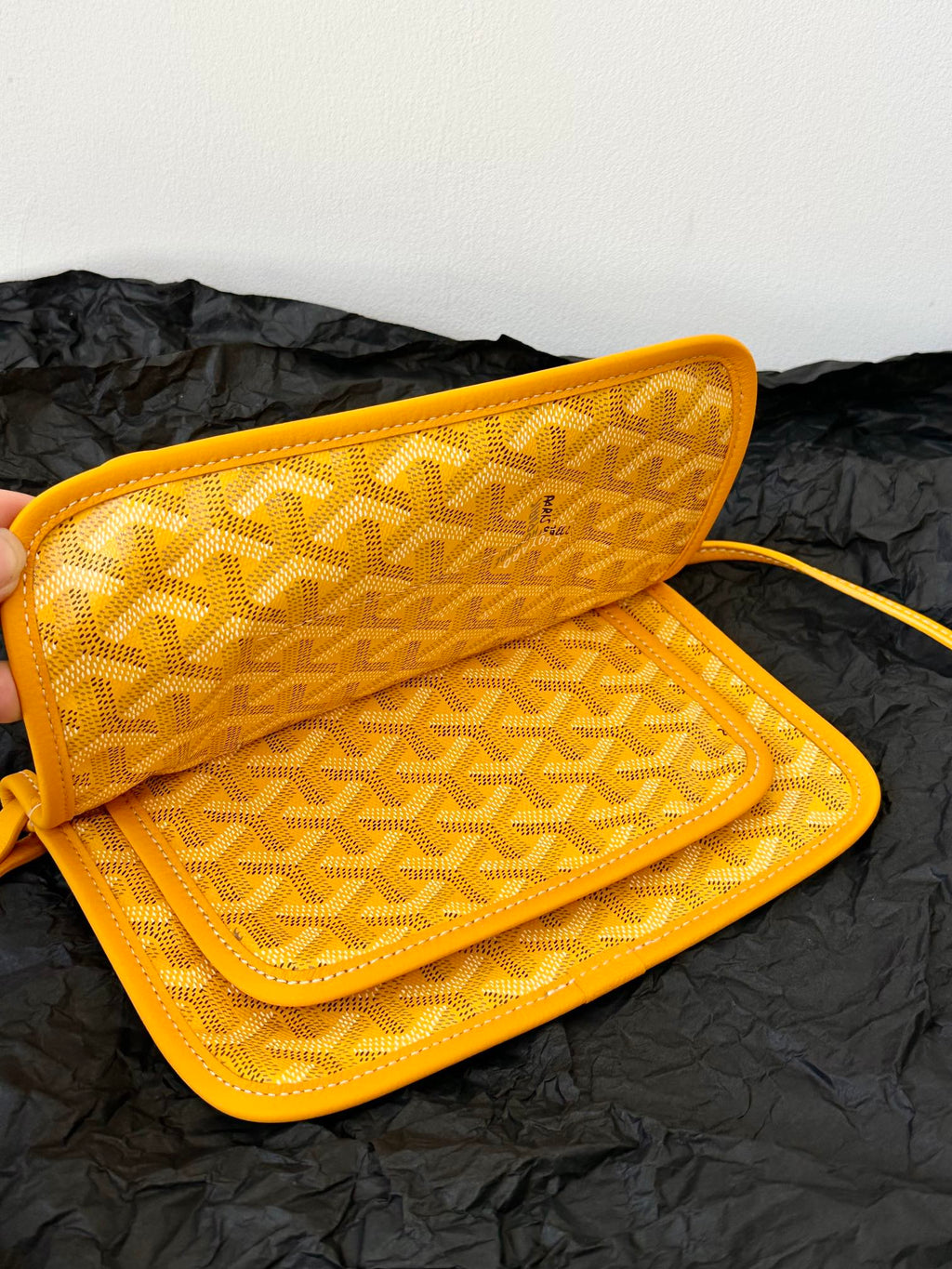 PORTEFEUILLE DE POCHE PLUMET 20 EN TOILE GOYARDINE JAUNE ET GARNITURES EN AGNEAU