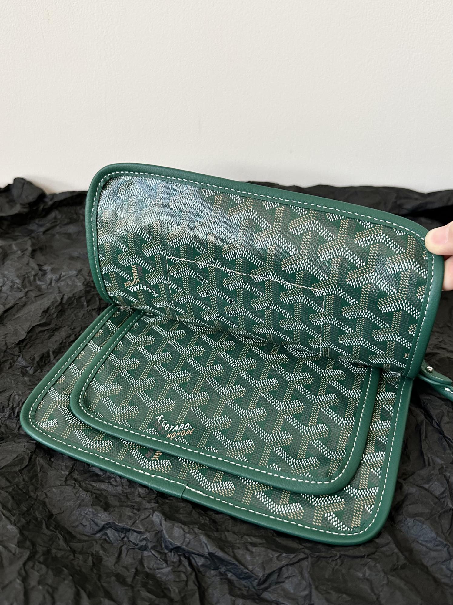 PORTEFEUILLE PLUMET POCKET 20 EN TOILE GOYARDINE VERTE ET GARNITURE AGNEAU