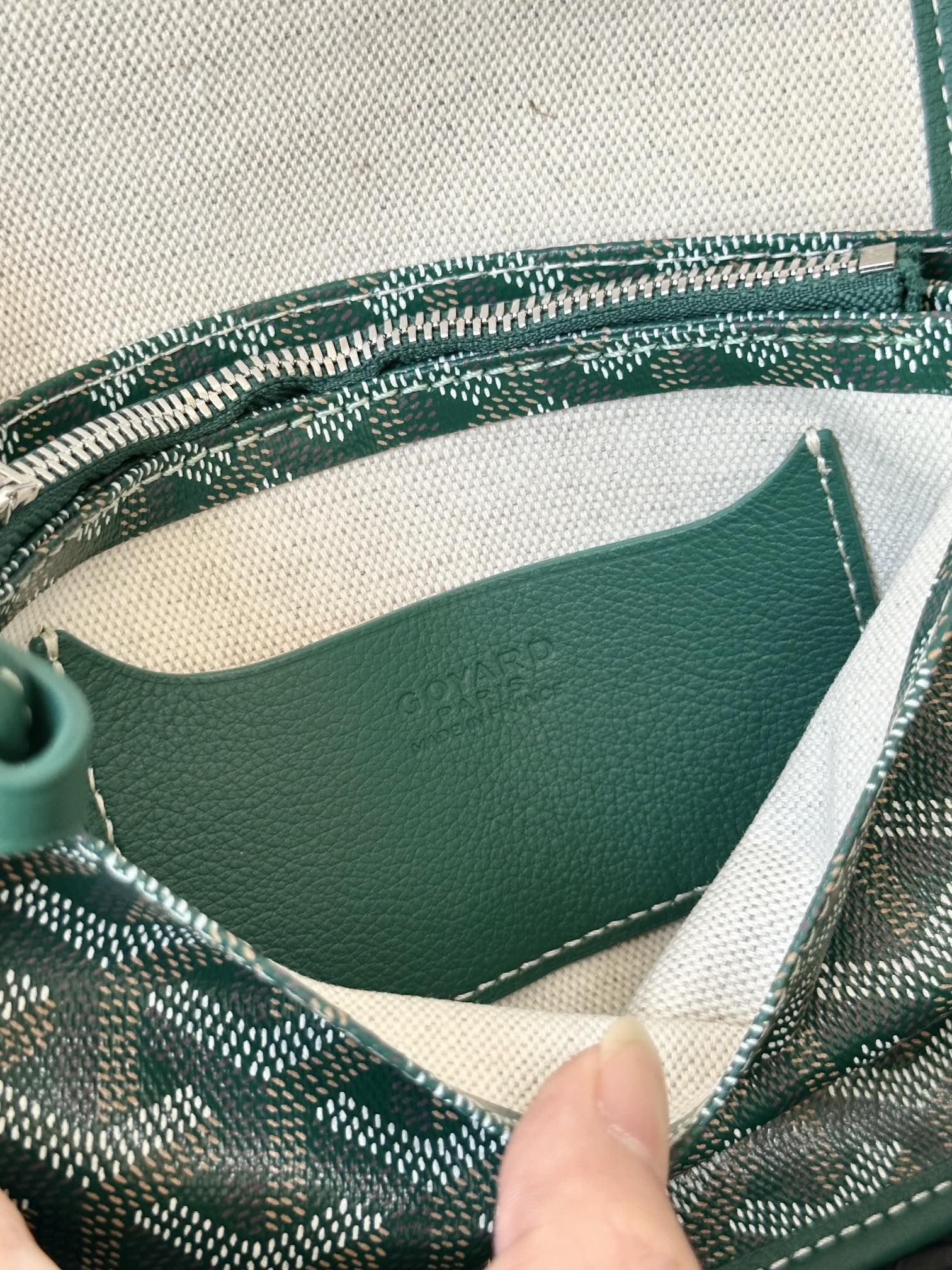 PORTEFEUILLE PLUMET POCKET 20 EN TOILE GOYARDINE VERTE ET GARNITURE AGNEAU