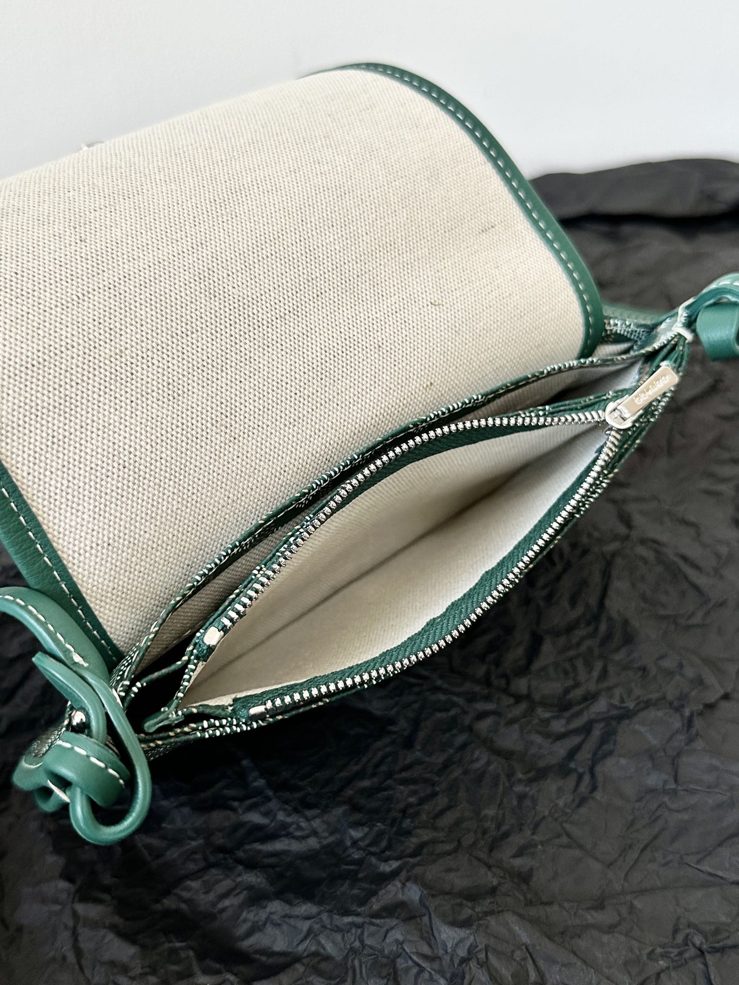 PORTEFEUILLE PLUMET POCKET 20 EN TOILE GOYARDINE VERTE ET GARNITURE AGNEAU
