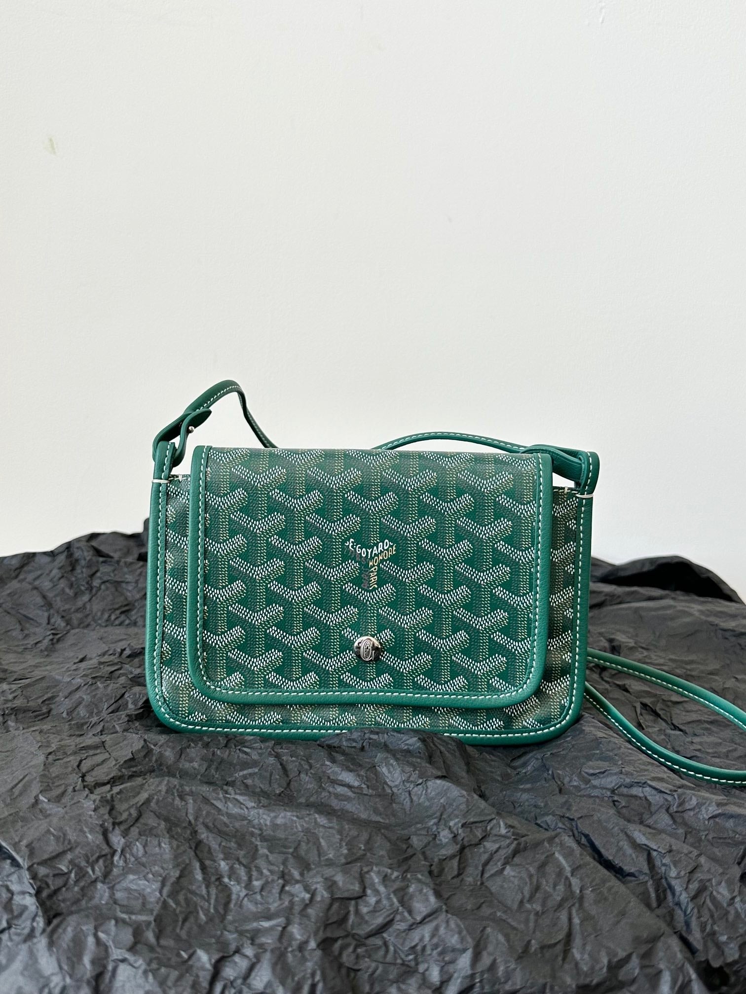 PORTEFEUILLE PLUMET POCKET 20 EN TOILE GOYARDINE VERTE ET GARNITURE AGNEAU