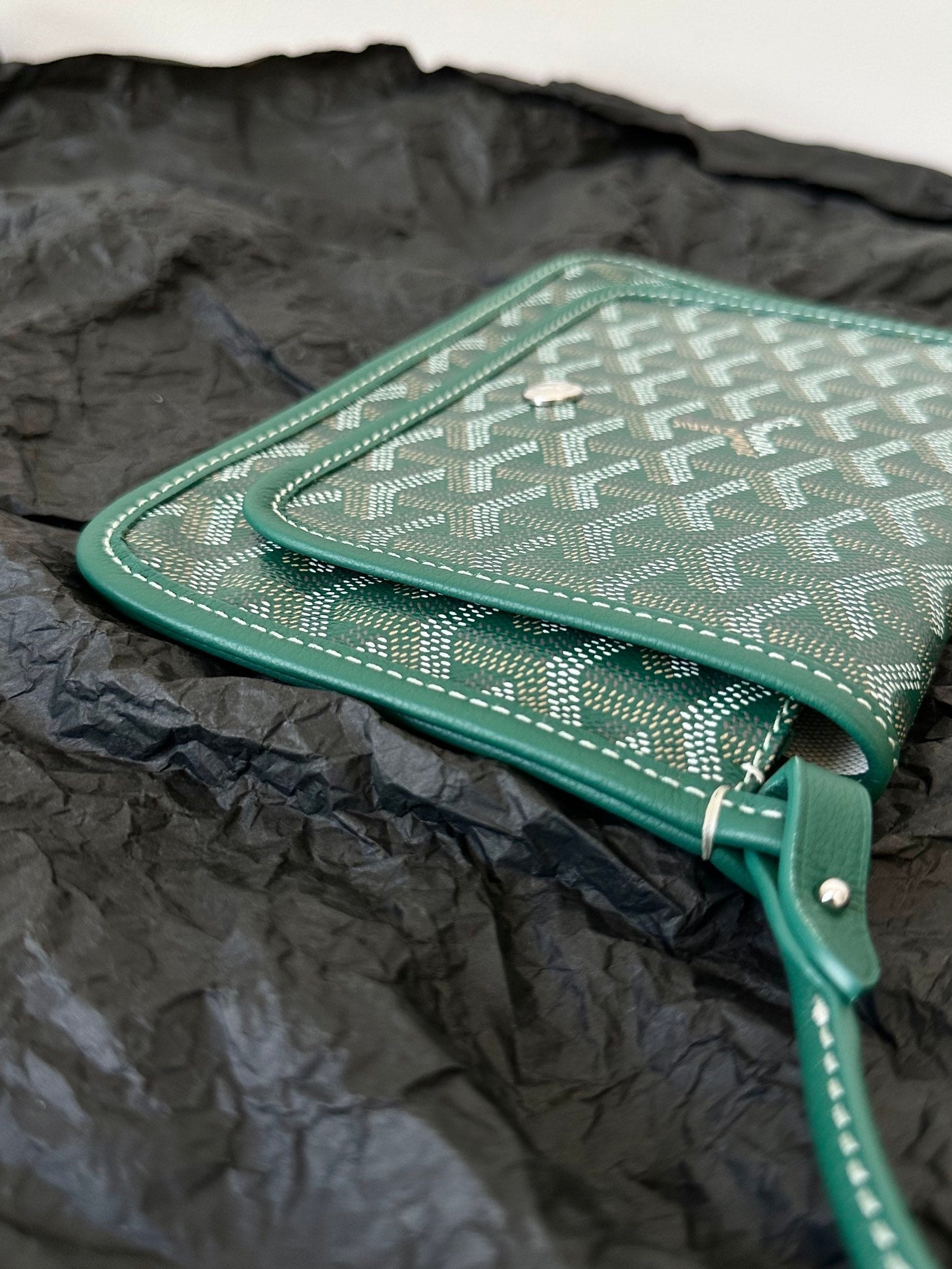 PORTEFEUILLE PLUMET POCKET 20 EN TOILE GOYARDINE VERTE ET GARNITURE AGNEAU