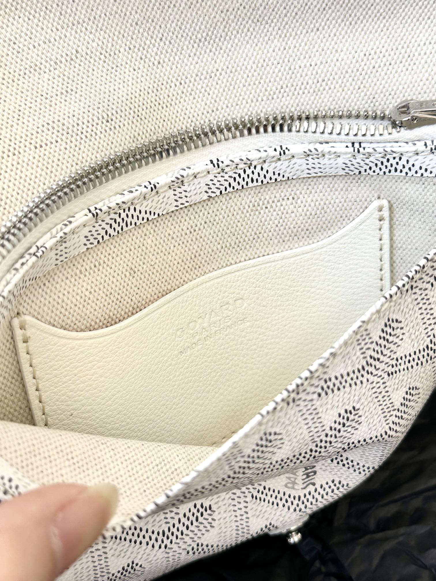 Portefeuille de poche Plumet 20 pouces en toile Goyardine blanche et garniture en cuir d'agneau