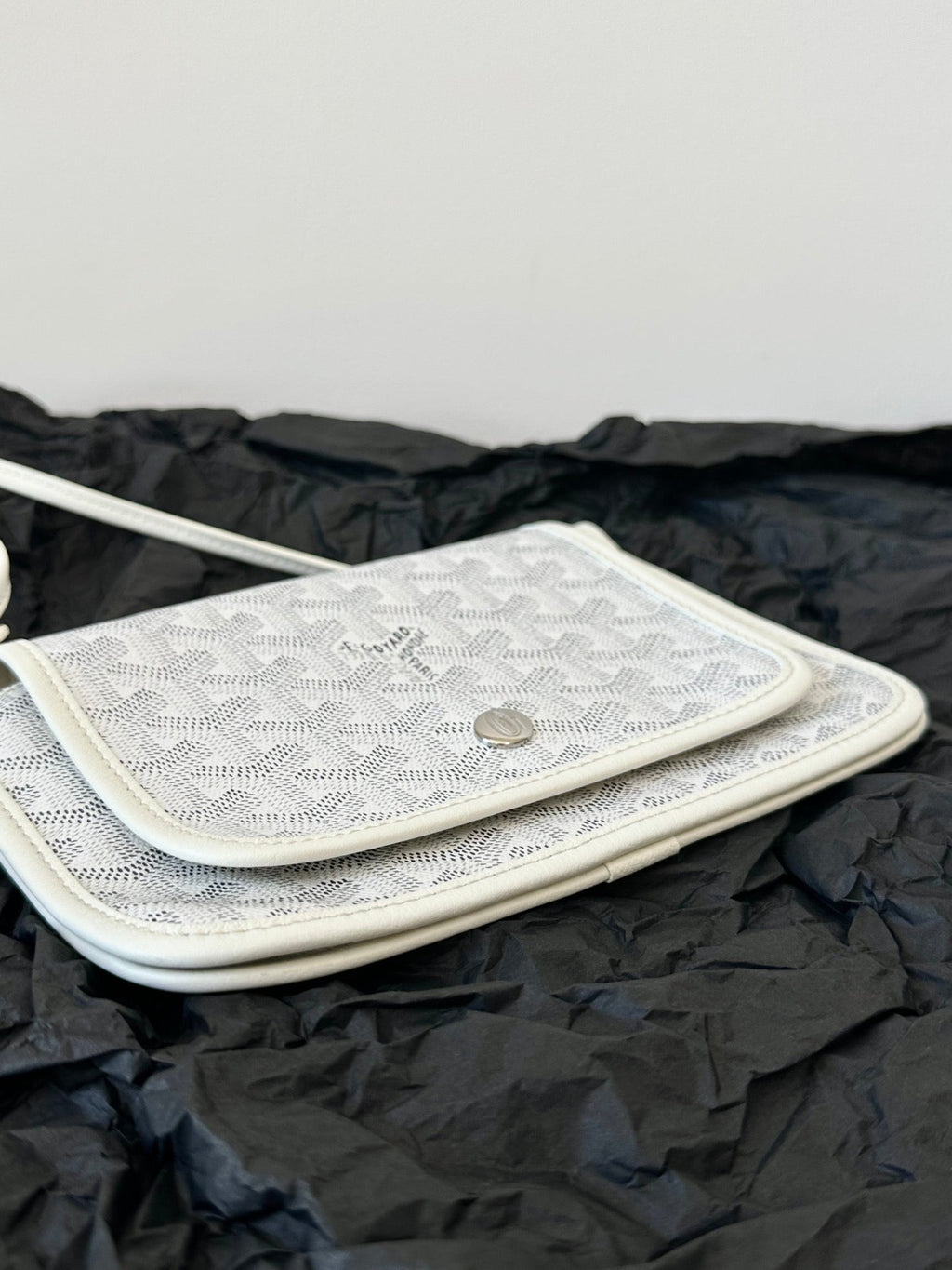 Portefeuille de poche Plumet 20 pouces en toile Goyardine blanche et garniture en cuir d'agneau