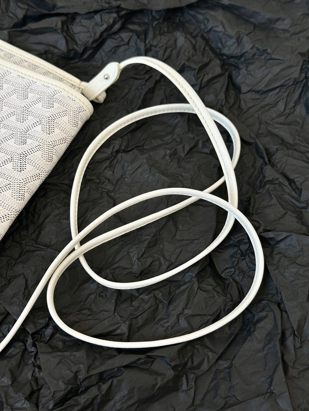 Portefeuille de poche Plumet 20 pouces en toile Goyardine blanche et garniture en cuir d'agneau