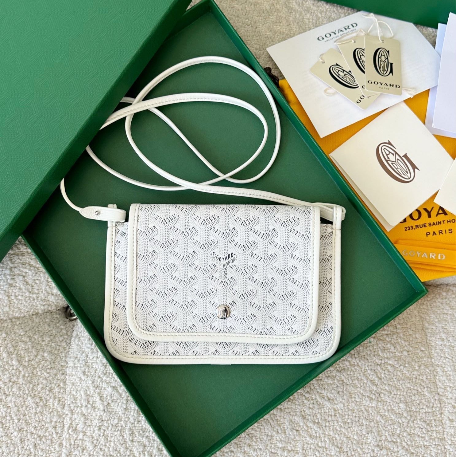Portefeuille de poche Plumet 20 pouces en toile Goyardine blanche et garniture en cuir d'agneau