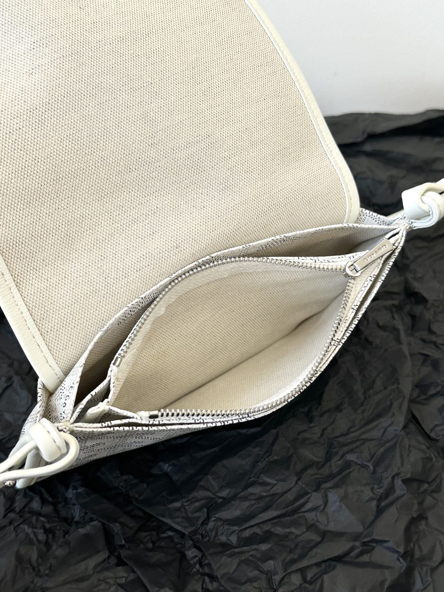 Portefeuille de poche Plumet 20 pouces en toile Goyardine blanche et garniture en cuir d'agneau