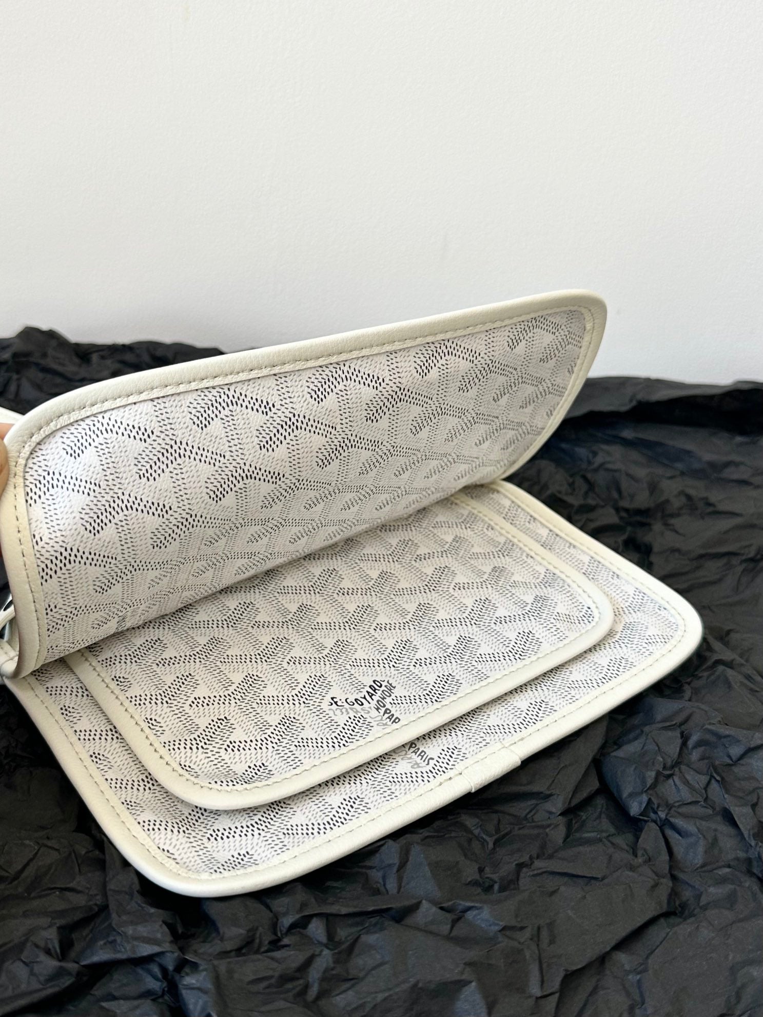Portefeuille de poche Plumet 20 pouces en toile Goyardine blanche et garniture en cuir d'agneau