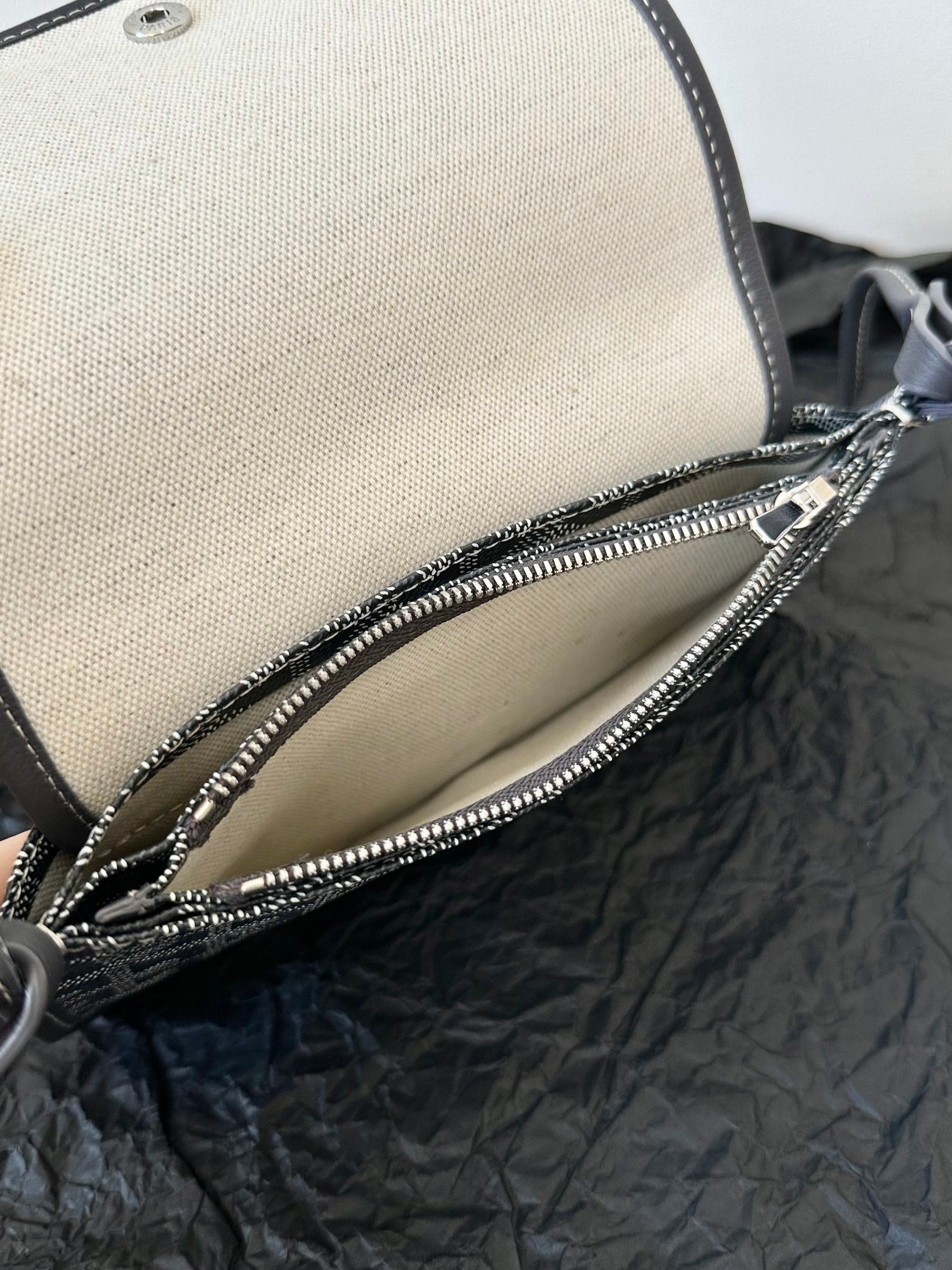 Portefeuille de poche Plumet 20 pouces en toile Goyardine grise et noire et garnitures en cuir d'agneau