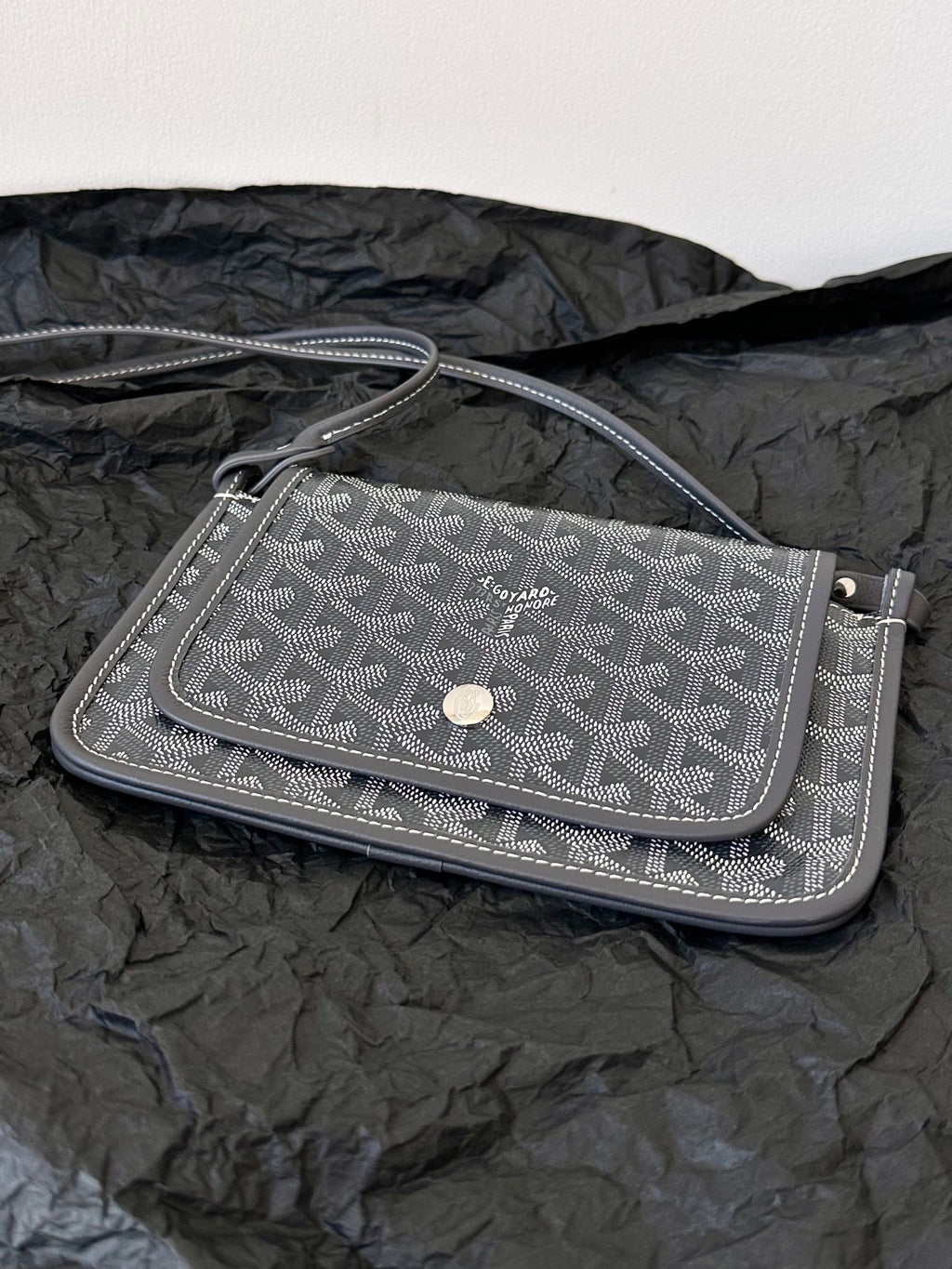 Portefeuille de poche Plumet 20 pouces en toile Goyardine grise et noire et garnitures en cuir d'agneau