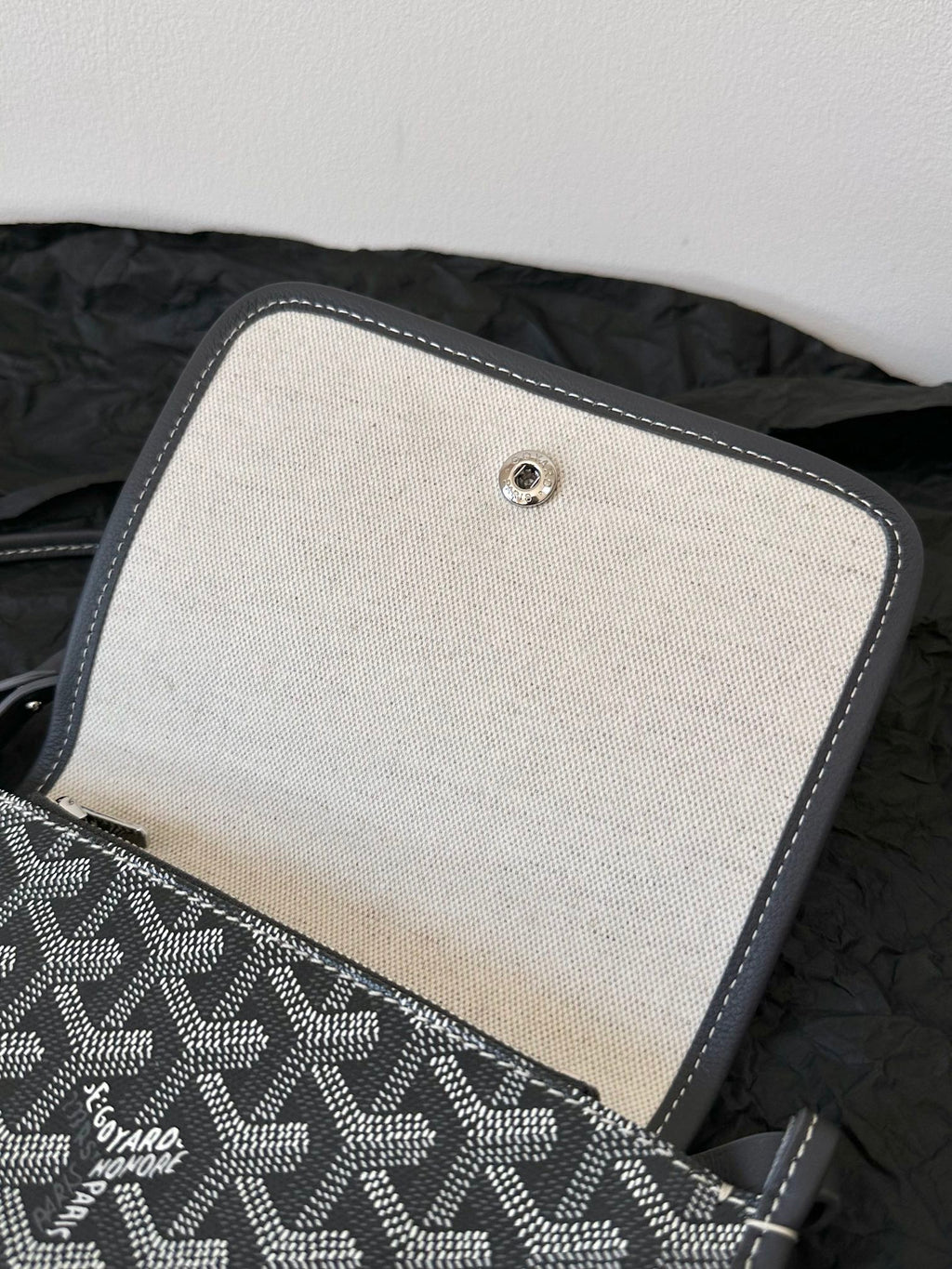 Portefeuille de poche Plumet 20 pouces en toile Goyardine grise et noire et garnitures en cuir d'agneau