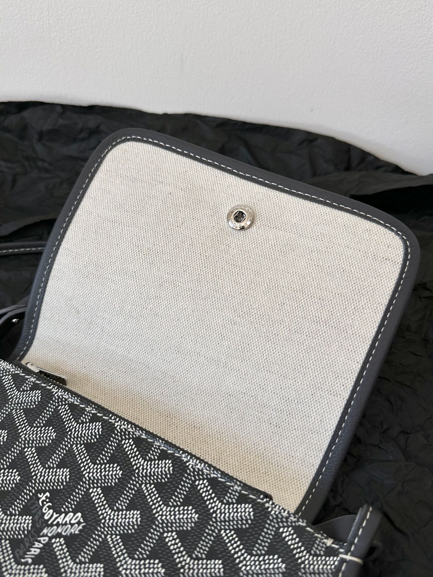 Portefeuille de poche Plumet 20 pouces en toile Goyardine grise et noire et garnitures en cuir d'agneau