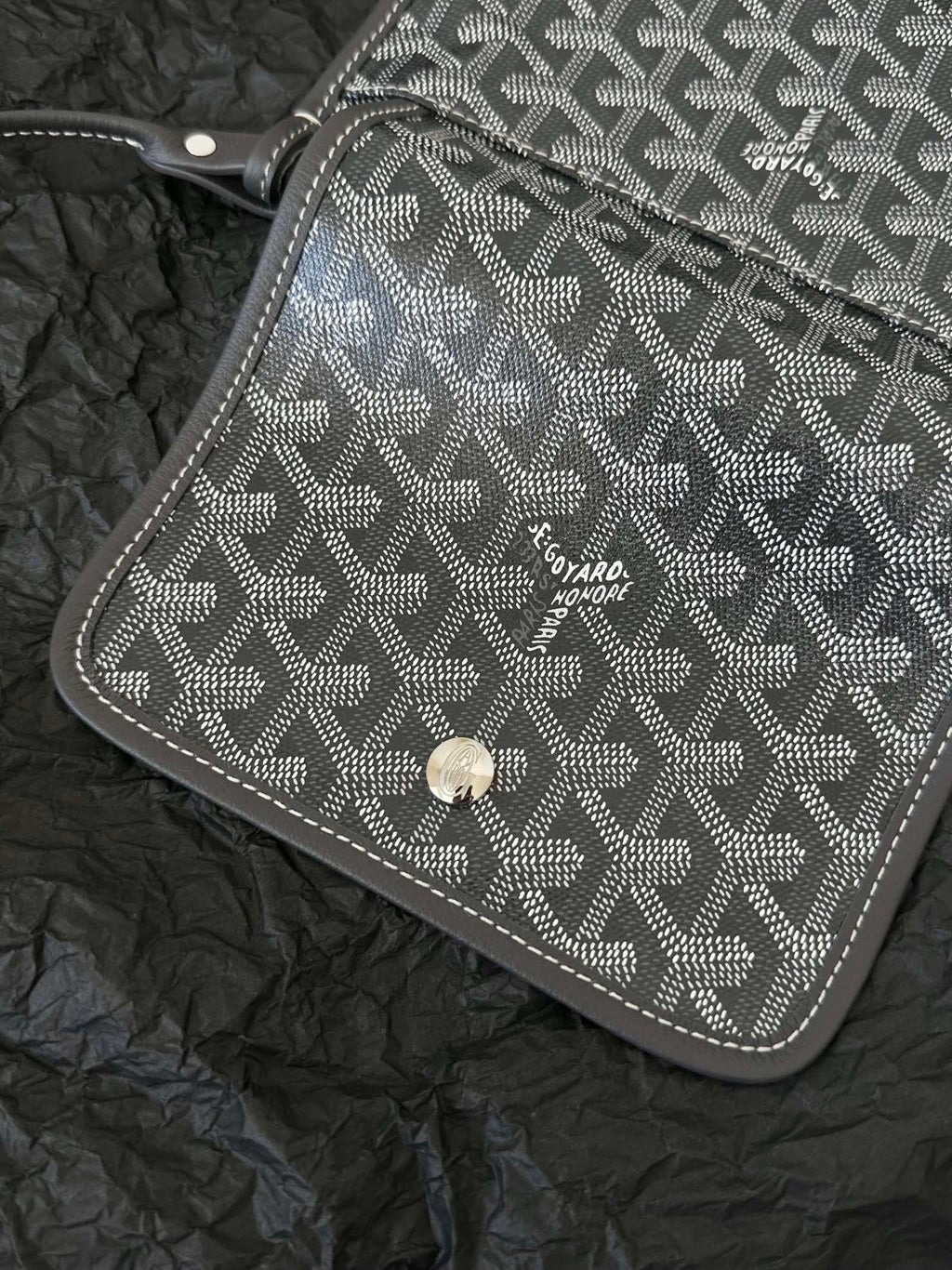 Portefeuille de poche Plumet 20 pouces en toile Goyardine grise et noire et garnitures en cuir d'agneau