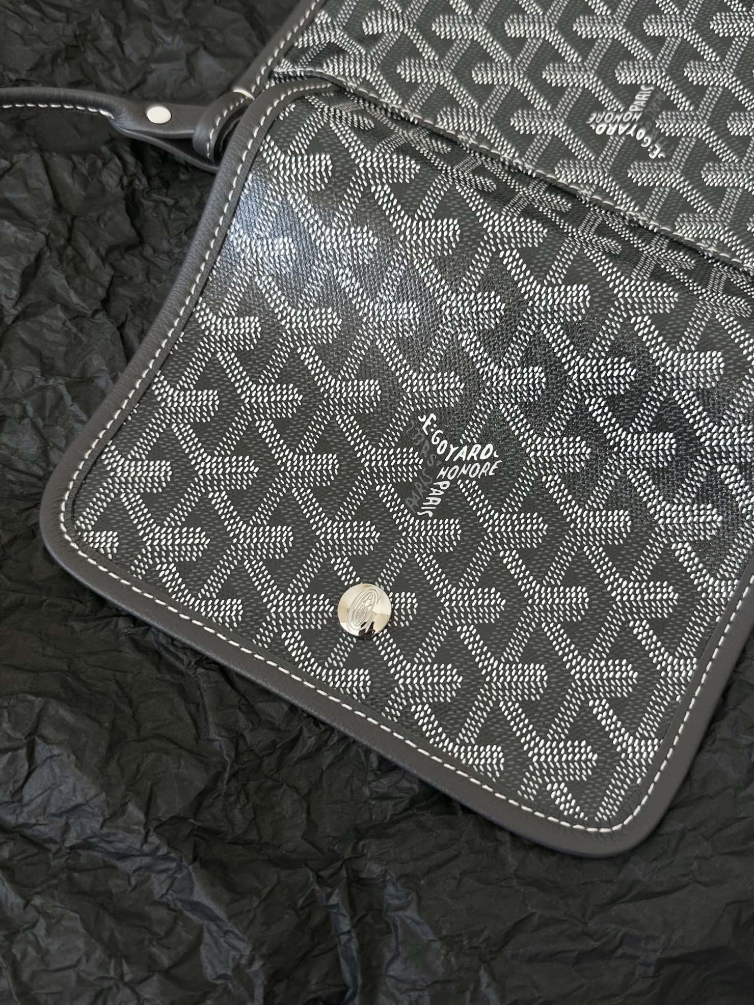 Portefeuille de poche Plumet 20 pouces en toile Goyardine grise et noire et garnitures en cuir d'agneau