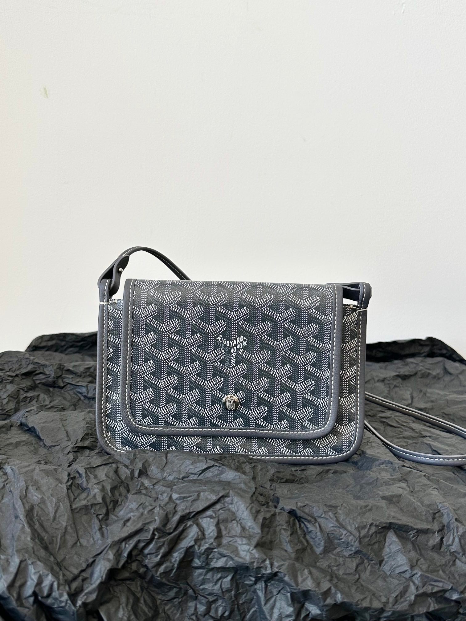 Portefeuille de poche Plumet 20 pouces en toile Goyardine grise et noire et garnitures en cuir d'agneau