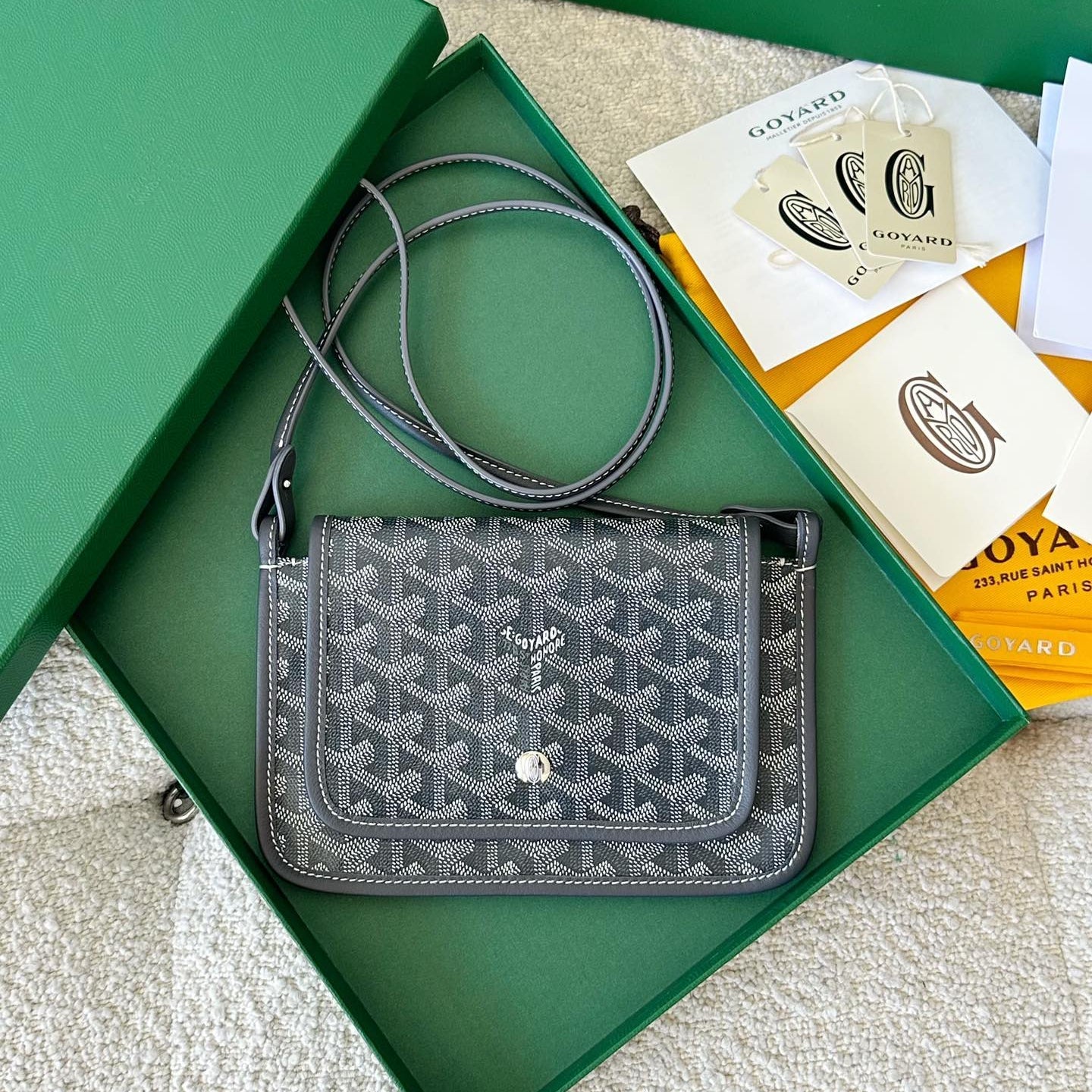 Portefeuille de poche Plumet 20 pouces en toile Goyardine grise et noire et garnitures en cuir d'agneau