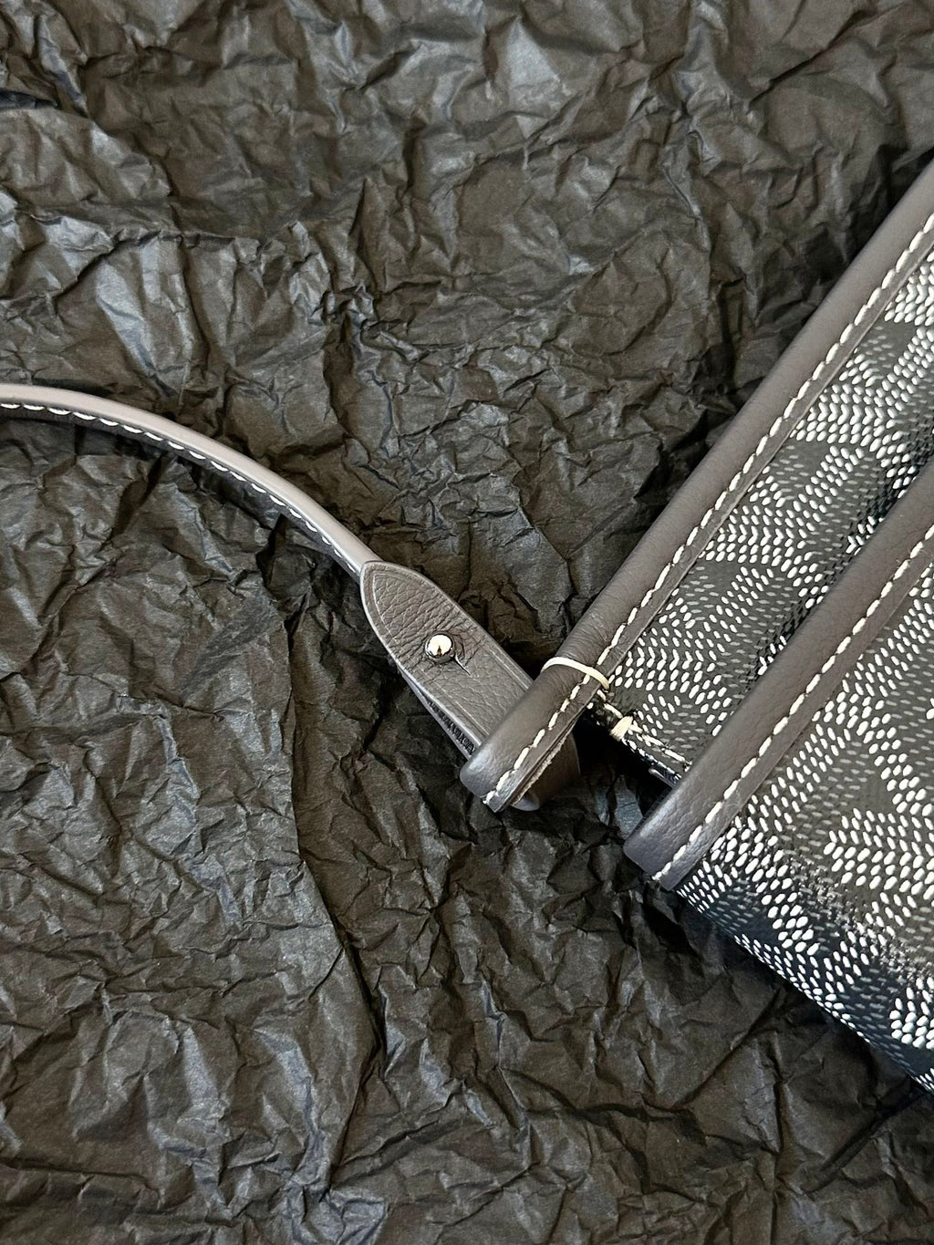 Portefeuille de poche Plumet 20 pouces en toile Goyardine grise et noire et garnitures en cuir d'agneau