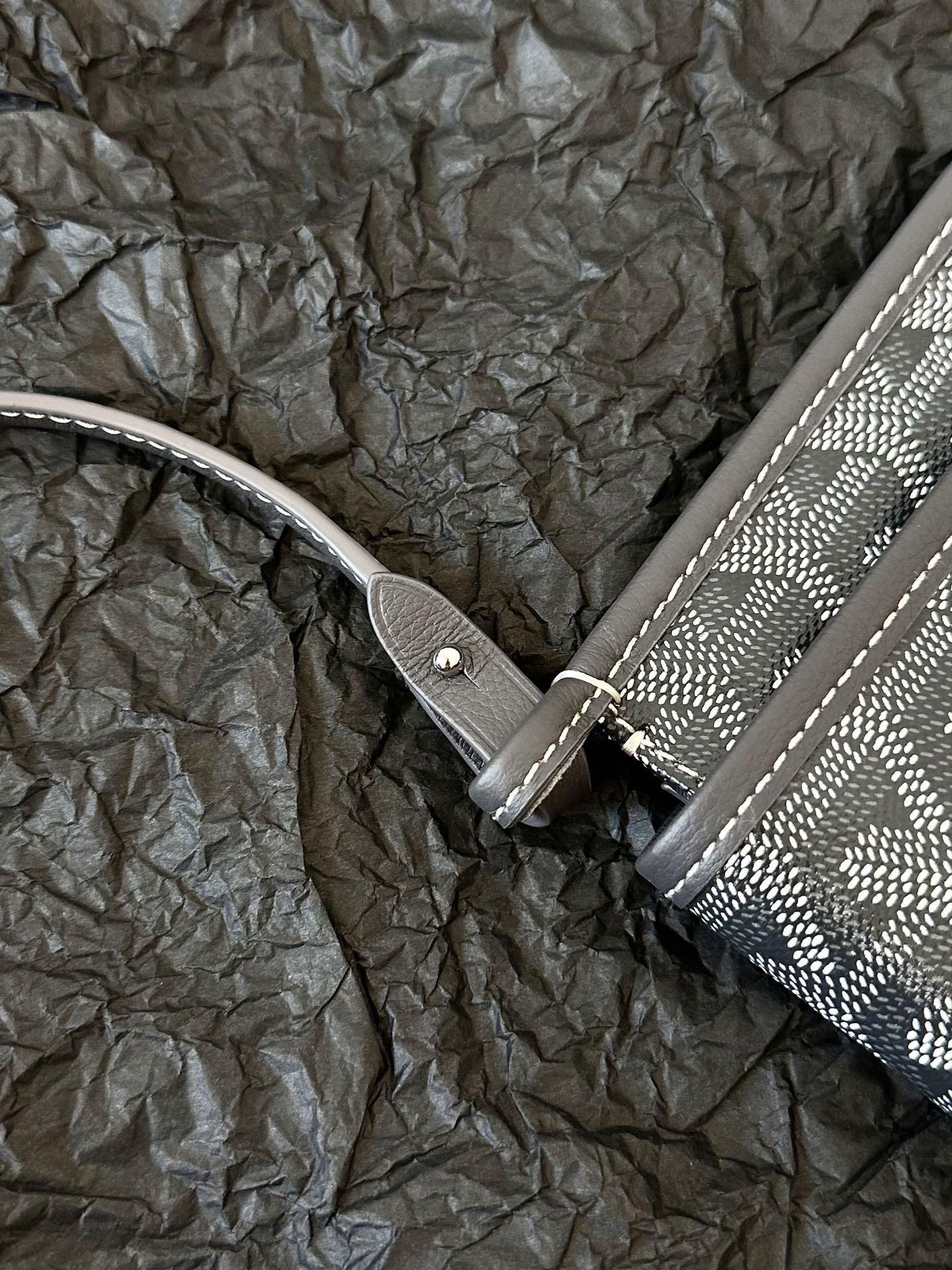 Portefeuille de poche Plumet 20 pouces en toile Goyardine grise et noire et garnitures en cuir d'agneau