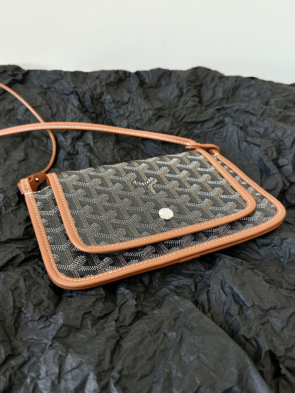 PORTEFEUILLE PLUMET POCKET 20 EN TOILE GOYARDINE NOIRE ET GARNITURE D'AGNEAU TAN