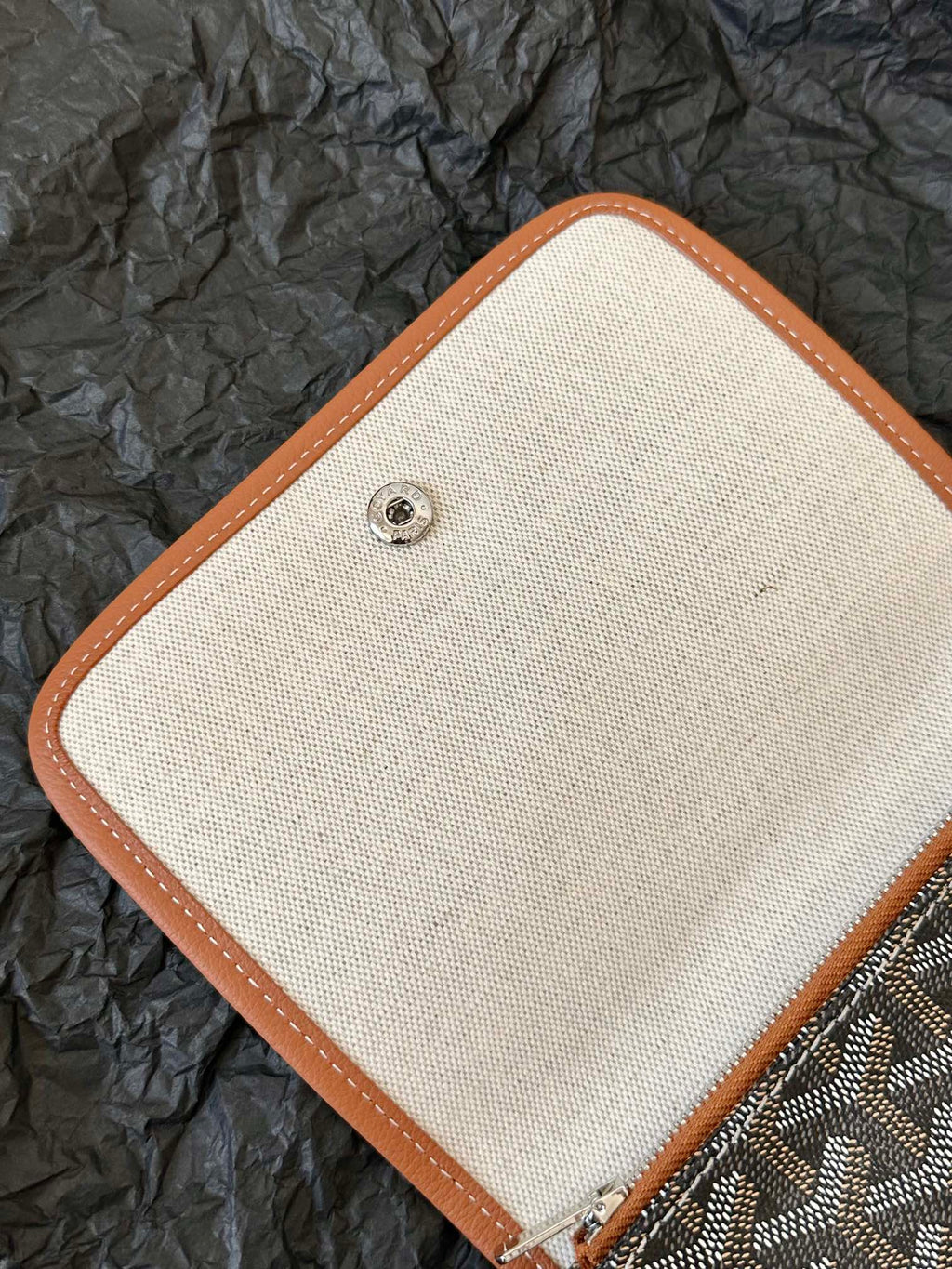 PORTEFEUILLE PLUMET POCKET 20 EN TOILE GOYARDINE NOIRE ET GARNITURE D'AGNEAU TAN