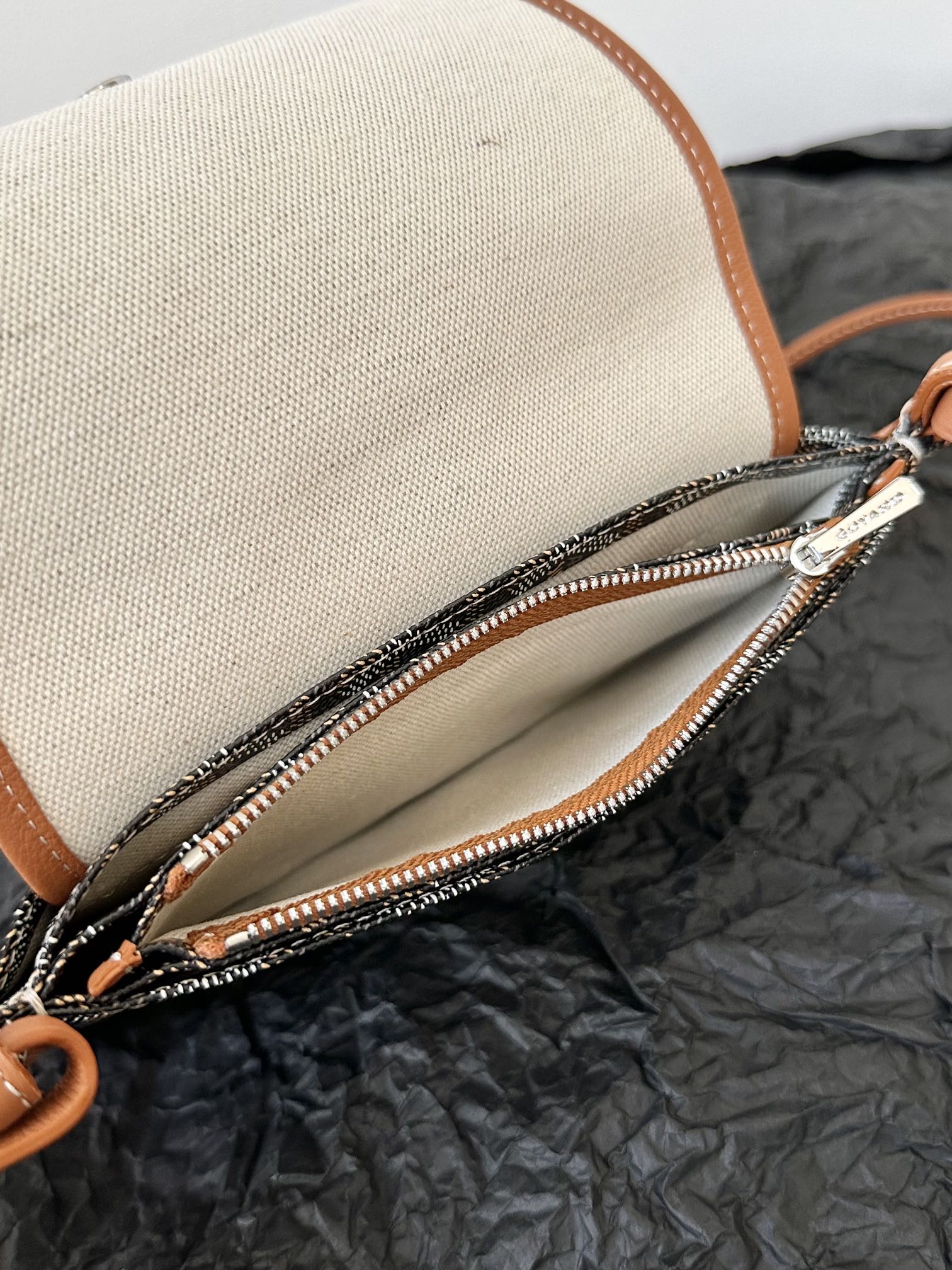 PORTEFEUILLE PLUMET POCKET 20 EN TOILE GOYARDINE NOIRE ET GARNITURE D'AGNEAU TAN