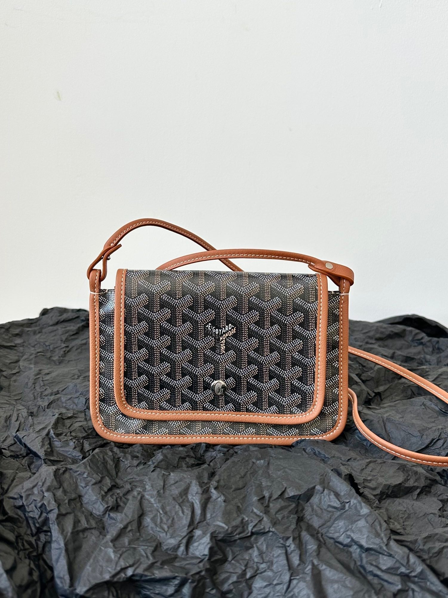 PORTEFEUILLE PLUMET POCKET 20 EN TOILE GOYARDINE NOIRE ET GARNITURE D'AGNEAU TAN