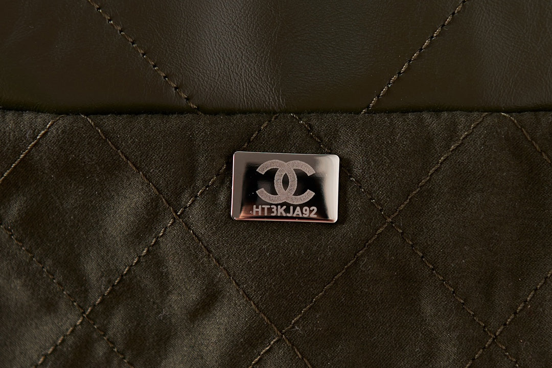 CC 22 HOBO CUIR DE VEAU OLIVE QUINCAILLERIE ARGENTÉE